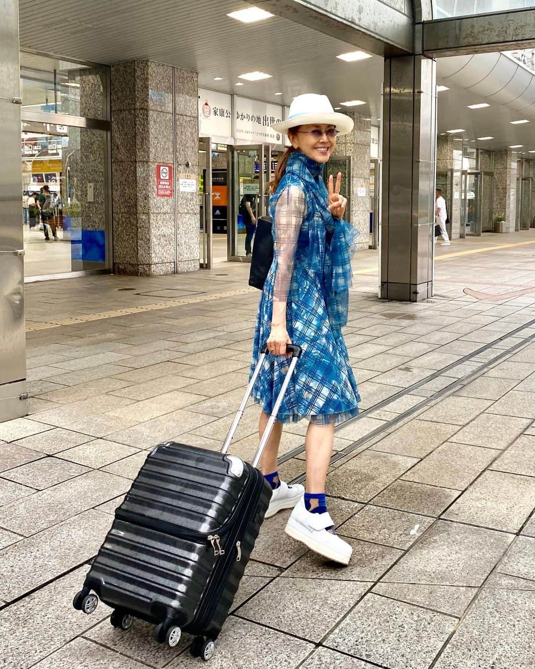 熊谷真実さんのインスタグラム写真 - (熊谷真実Instagram)「仕事行ってきます！ の写真です  準備万端！ 去年買ったボルサリーノ！！ 雨が降る降ってきたよー！ やっぱ白はかわいいね。 お洋服は ワコールディア 今はない私の大好きなブランドだったの。 大切に着ています。 そんでもって明日は東京だぁ！！！  #熊谷真実 #お仕事 #行ってきます #毎日ジュージツ #日々 #精一杯 #心を込めて」7月8日 19時33分 - mami_kumagai310