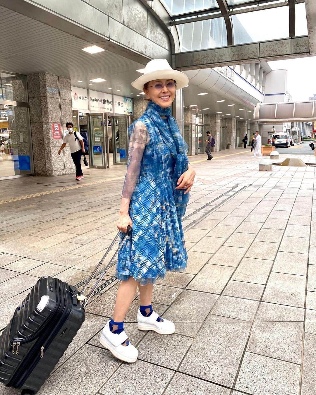 熊谷真実さんのインスタグラム写真 - (熊谷真実Instagram)「仕事行ってきます！ の写真です  準備万端！ 去年買ったボルサリーノ！！ 雨が降る降ってきたよー！ やっぱ白はかわいいね。 お洋服は ワコールディア 今はない私の大好きなブランドだったの。 大切に着ています。 そんでもって明日は東京だぁ！！！  #熊谷真実 #お仕事 #行ってきます #毎日ジュージツ #日々 #精一杯 #心を込めて」7月8日 19時33分 - mami_kumagai310