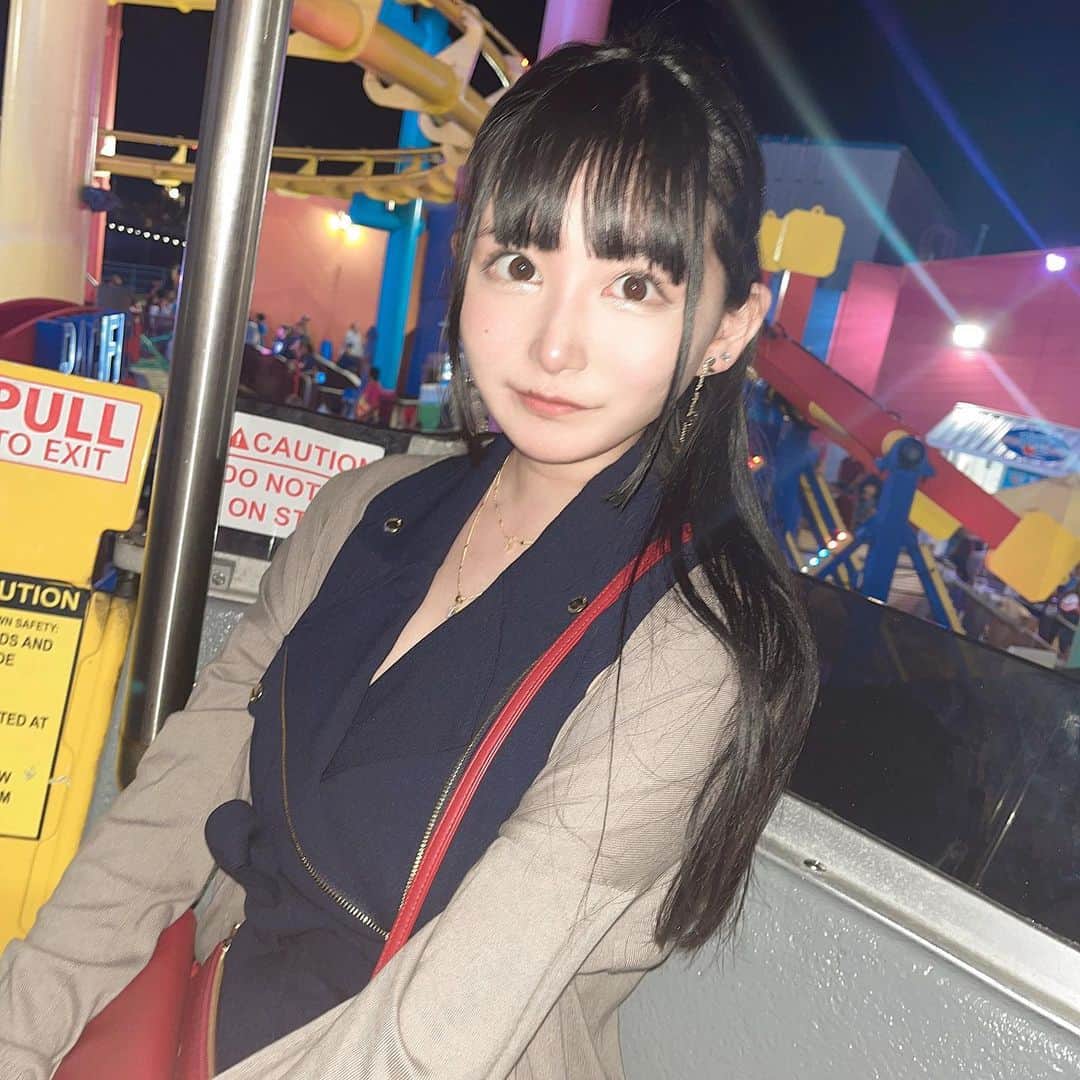 鈴木ことねのインスタグラム：「○ サンタモニカビーチの観覧車乗った🎡 ・ ・ #サンタモニカ #santamonica #観覧車 #遊園地 #カルバンクライン #calvinklein #黒髪 #黒髪ロング #コンカフェ」