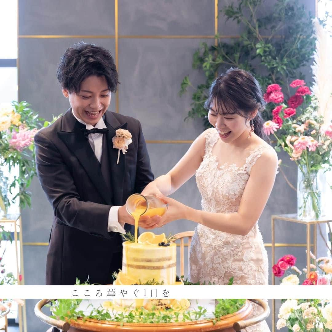 オードヴィーウェディング【名古屋・結婚式場】 のインスタグラム：「𝐏𝐚𝐫𝐭𝐲 𝐑𝐞𝐩𝐨𝐫𝐭 𝟑  どのシーンにもお花を添えて 自然の美しさも楽しむ結婚式  重なり合うグラデーションが 綺麗なワインカラードレスは煌びやかなグリッターが目を惹きます  ┈┈┈┈┈┈┈┈ ✴︎ 𓌉◯𓇋 ✴︎ ┈┈┈┈┈┈┈┈  これから結婚式を挙げる花嫁さまへ🕊 準備が楽しくなるウェディング情報発信中✨  おいしいもおしゃれも全部叶える！ 名古屋のおしゃれなレストラン𝐖𝐞𝐝𝐝𝐢𝐧𝐠なら オードヴィーウェディング💍💐  会場をくわしく見るならプロフィール ＠eaudevie_wedding.edv の𝐔𝐑𝐋をタップ♩  ┈┈┈┈┈┈┈┈ ✴︎ 𓌉◯𓇋 ✴︎ ┈┈┈┈┈┈┈┈  #パーティーレポート #EDVのパーティーレポート  #2023秋婚 #2023冬婚 #2024春婚 #2024夏婚 #プレ花嫁2023 #プレ花嫁2024 #プレ花嫁準備 #名古屋結婚式 #名古屋結婚式場 #東海花嫁 #東海結婚式 #卒花嫁 #花嫁支度」