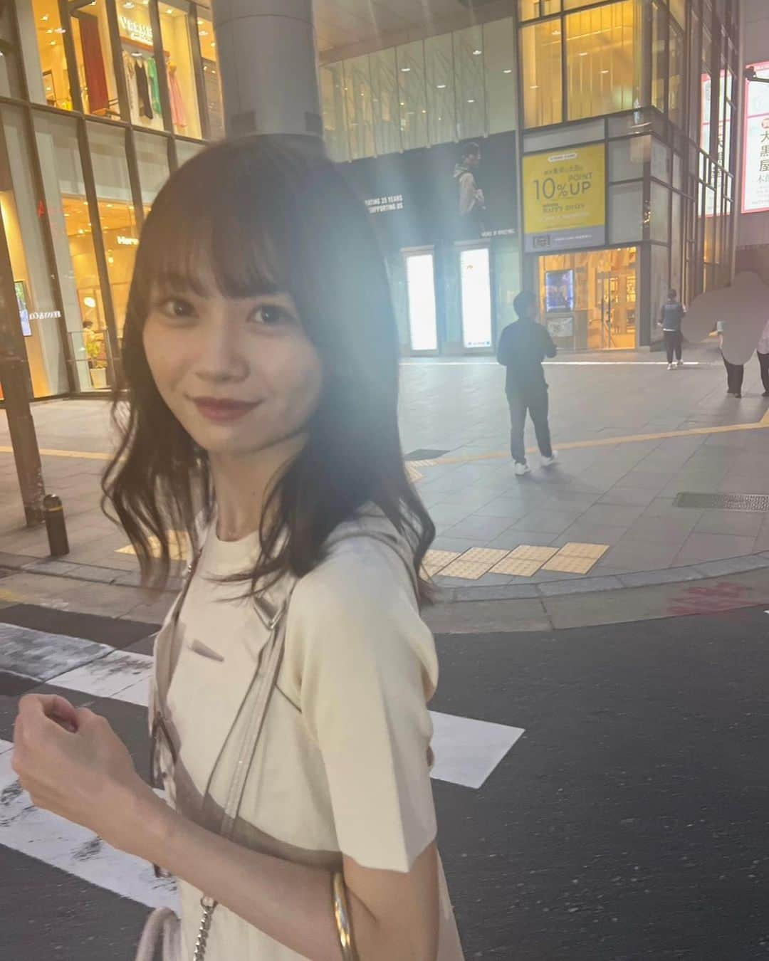 安村真奈さんのインスタグラム写真 - (安村真奈Instagram)「19歳になりました！（19歳の写真じゃなくてごめんなさい) たくさんおめでとうをもらって幸せいっぱいです♡♡♡ ほんとうにありがとうございます！  18歳はずーーーーっと悩みが尽きなくて、もうほんとに辛かったです！！ でも今年に入ってから、とくに大学生になってからは、毎日毎日楽しくて、たくさん悩んだのも辛かったのも意味があったんだなと感じています。 辛いのを乗り越えられたのも、今が楽しいのも、今まで出会って関わってくださった皆様のお陰だなと感謝の気持ちでいっぱいです！ ほんとうにありがとうございます！ そして今日、たくさん愛されているんだなと感じられて、ほんとに幸せだし、今年も1年頑張らなきゃなと、前向きな気持ちです！ ラストティーンだなんて自分でも信じられませんが、後悔ないように、たくさん感謝を伝えて、たくさん楽しんで、駆け抜けたーー！と思えるような1年にします！ 皆さんにばれてるか分かりませんが、実は結構ぽんこつなので、ちょっとずつしっかりできるようにも頑張りたいです！笑  長くなってしまいましたが、今の私がいるのは皆様のおかげで感謝の気持ちでいっぱいということと、私も皆様のことが大好きなのでそれをたくさん伝えていけたらなと言う気持ちです！🤍  これからも見守っていただけたら嬉しいです！ ラストティーン楽しみます！ 20歳もたくさんおめでとうが欲しいので、フォロー外さないでね！ 19歳の写真はできるだけ早めに投稿します🥹🥹」7月8日 19時37分 - yasumura_mana