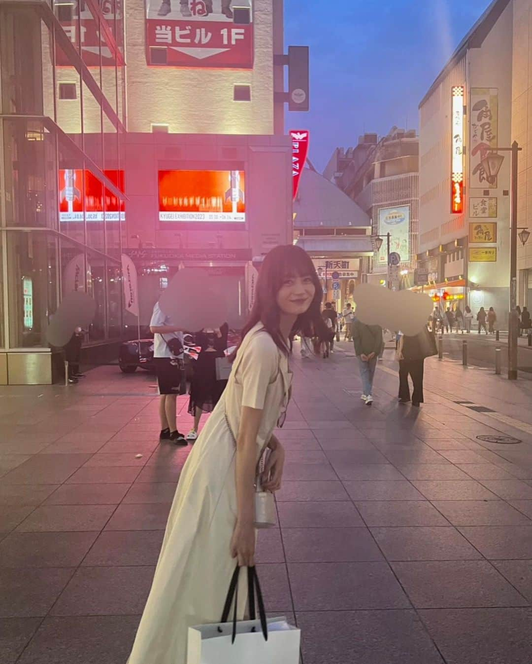 安村真奈さんのインスタグラム写真 - (安村真奈Instagram)「19歳になりました！（19歳の写真じゃなくてごめんなさい) たくさんおめでとうをもらって幸せいっぱいです♡♡♡ ほんとうにありがとうございます！  18歳はずーーーーっと悩みが尽きなくて、もうほんとに辛かったです！！ でも今年に入ってから、とくに大学生になってからは、毎日毎日楽しくて、たくさん悩んだのも辛かったのも意味があったんだなと感じています。 辛いのを乗り越えられたのも、今が楽しいのも、今まで出会って関わってくださった皆様のお陰だなと感謝の気持ちでいっぱいです！ ほんとうにありがとうございます！ そして今日、たくさん愛されているんだなと感じられて、ほんとに幸せだし、今年も1年頑張らなきゃなと、前向きな気持ちです！ ラストティーンだなんて自分でも信じられませんが、後悔ないように、たくさん感謝を伝えて、たくさん楽しんで、駆け抜けたーー！と思えるような1年にします！ 皆さんにばれてるか分かりませんが、実は結構ぽんこつなので、ちょっとずつしっかりできるようにも頑張りたいです！笑  長くなってしまいましたが、今の私がいるのは皆様のおかげで感謝の気持ちでいっぱいということと、私も皆様のことが大好きなのでそれをたくさん伝えていけたらなと言う気持ちです！🤍  これからも見守っていただけたら嬉しいです！ ラストティーン楽しみます！ 20歳もたくさんおめでとうが欲しいので、フォロー外さないでね！ 19歳の写真はできるだけ早めに投稿します🥹🥹」7月8日 19時37分 - yasumura_mana