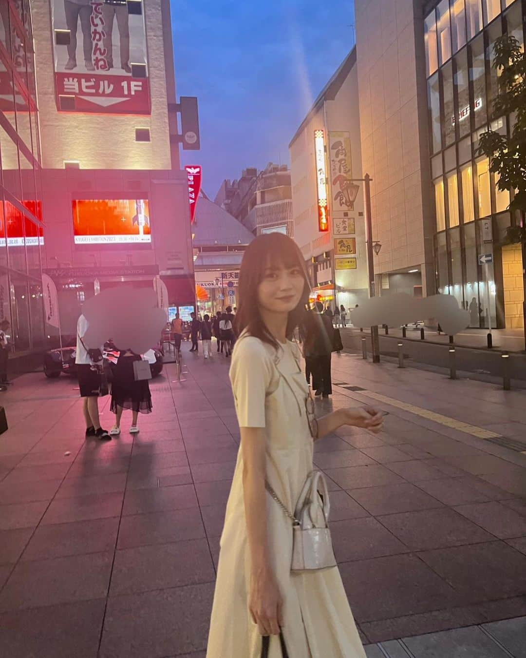 安村真奈さんのインスタグラム写真 - (安村真奈Instagram)「19歳になりました！（19歳の写真じゃなくてごめんなさい) たくさんおめでとうをもらって幸せいっぱいです♡♡♡ ほんとうにありがとうございます！  18歳はずーーーーっと悩みが尽きなくて、もうほんとに辛かったです！！ でも今年に入ってから、とくに大学生になってからは、毎日毎日楽しくて、たくさん悩んだのも辛かったのも意味があったんだなと感じています。 辛いのを乗り越えられたのも、今が楽しいのも、今まで出会って関わってくださった皆様のお陰だなと感謝の気持ちでいっぱいです！ ほんとうにありがとうございます！ そして今日、たくさん愛されているんだなと感じられて、ほんとに幸せだし、今年も1年頑張らなきゃなと、前向きな気持ちです！ ラストティーンだなんて自分でも信じられませんが、後悔ないように、たくさん感謝を伝えて、たくさん楽しんで、駆け抜けたーー！と思えるような1年にします！ 皆さんにばれてるか分かりませんが、実は結構ぽんこつなので、ちょっとずつしっかりできるようにも頑張りたいです！笑  長くなってしまいましたが、今の私がいるのは皆様のおかげで感謝の気持ちでいっぱいということと、私も皆様のことが大好きなのでそれをたくさん伝えていけたらなと言う気持ちです！🤍  これからも見守っていただけたら嬉しいです！ ラストティーン楽しみます！ 20歳もたくさんおめでとうが欲しいので、フォロー外さないでね！ 19歳の写真はできるだけ早めに投稿します🥹🥹」7月8日 19時37分 - yasumura_mana