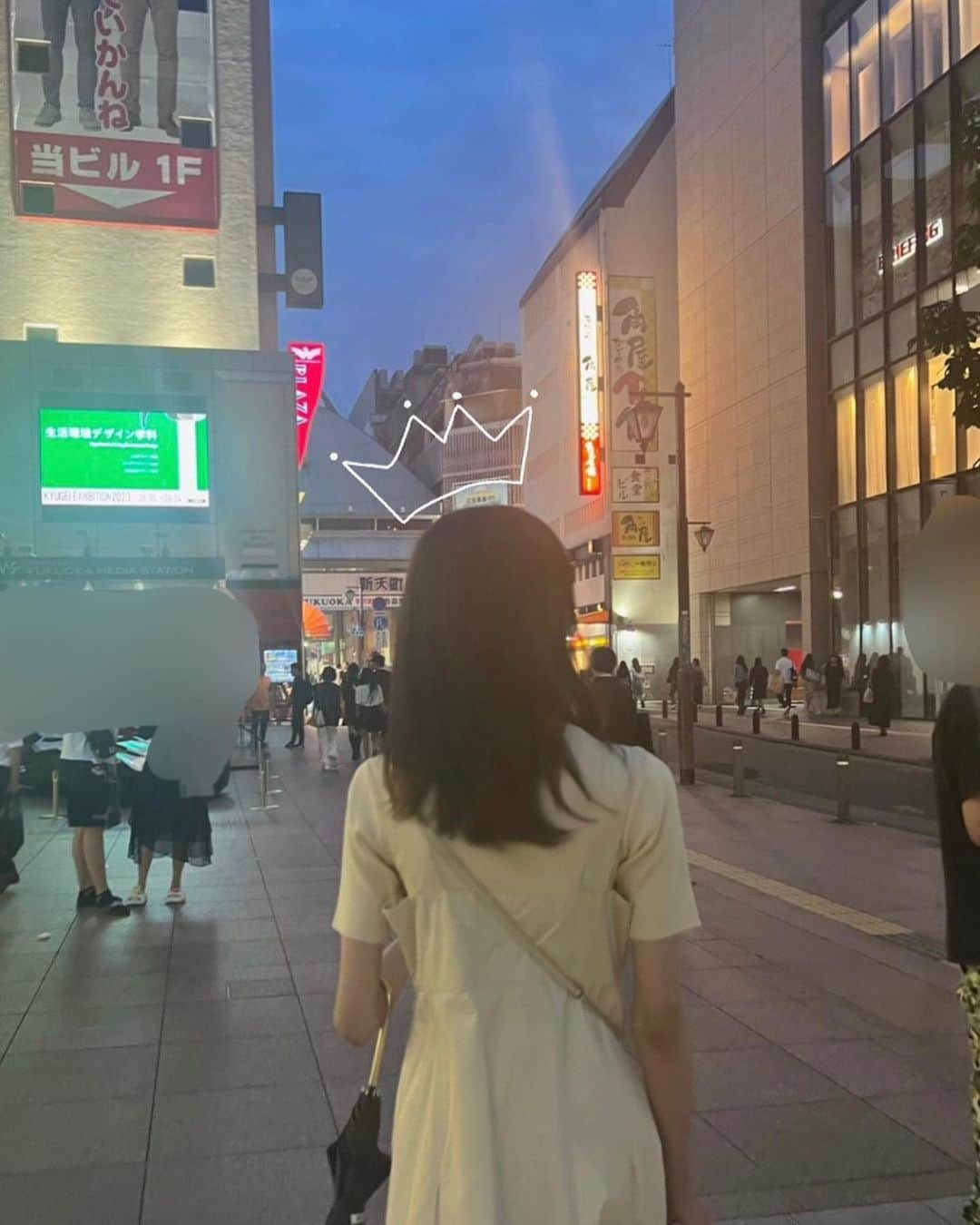 安村真奈のインスタグラム：「19歳になりました！（19歳の写真じゃなくてごめんなさい) たくさんおめでとうをもらって幸せいっぱいです♡♡♡ ほんとうにありがとうございます！  18歳はずーーーーっと悩みが尽きなくて、もうほんとに辛かったです！！ でも今年に入ってから、とくに大学生になってからは、毎日毎日楽しくて、たくさん悩んだのも辛かったのも意味があったんだなと感じています。 辛いのを乗り越えられたのも、今が楽しいのも、今まで出会って関わってくださった皆様のお陰だなと感謝の気持ちでいっぱいです！ ほんとうにありがとうございます！ そして今日、たくさん愛されているんだなと感じられて、ほんとに幸せだし、今年も1年頑張らなきゃなと、前向きな気持ちです！ ラストティーンだなんて自分でも信じられませんが、後悔ないように、たくさん感謝を伝えて、たくさん楽しんで、駆け抜けたーー！と思えるような1年にします！ 皆さんにばれてるか分かりませんが、実は結構ぽんこつなので、ちょっとずつしっかりできるようにも頑張りたいです！笑  長くなってしまいましたが、今の私がいるのは皆様のおかげで感謝の気持ちでいっぱいということと、私も皆様のことが大好きなのでそれをたくさん伝えていけたらなと言う気持ちです！🤍  これからも見守っていただけたら嬉しいです！ ラストティーン楽しみます！ 20歳もたくさんおめでとうが欲しいので、フォロー外さないでね！ 19歳の写真はできるだけ早めに投稿します🥹🥹」