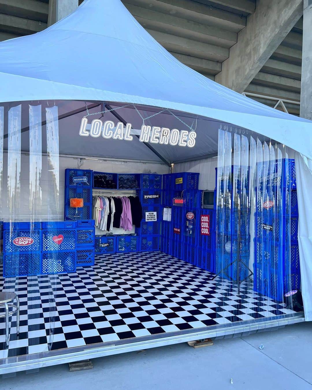 LOCAL HEROESのインスタグラム：「WELCOME to LH SOUVENIR SHOP 🎪 na @clout_festival ! wbijajcie do nas przez weekend! Mamy dla was specjalny LH merch, zagrajcie meczyk 3x3 na naszym LH boisku, zróbcie cool foty i po prostu pochillujcie z nami 🤟🏼 luuuv & see ya」