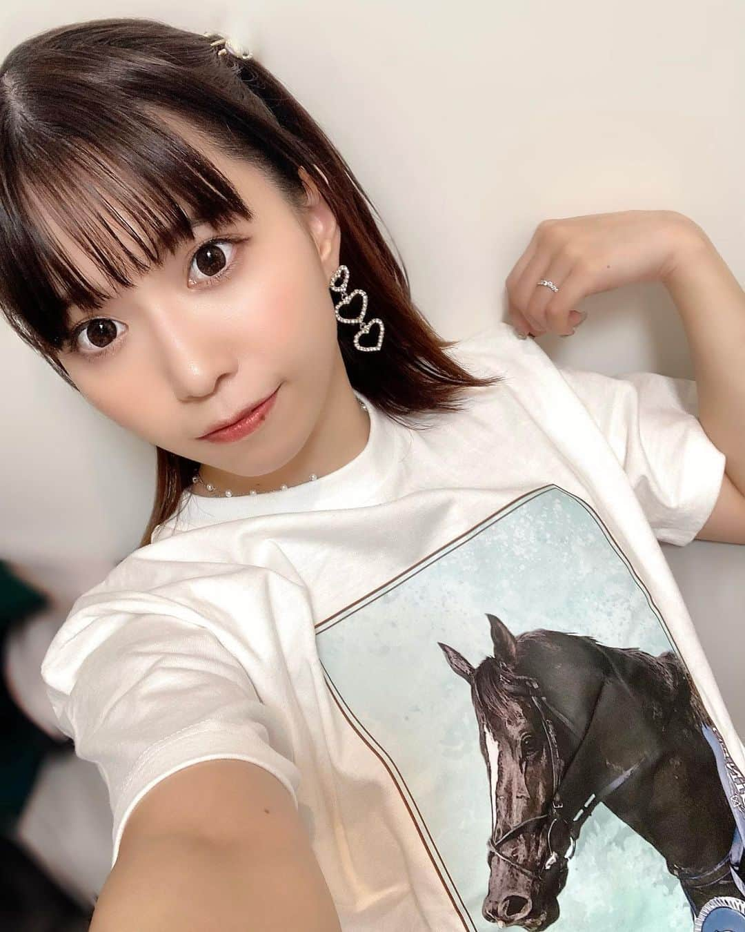 亜咲花のインスタグラム：「じゃじゃーーーん！！ #グローリーヴェイズ TシャツGET！！！  何種類かありますが、お馬さんの顔がドーンと大きく載ってるやつがインパクトあってお気に入りです🐴  さらにポーチもたくさん入って便利！！ 私はアクセサリー入れとして現場に持っていってます。  販売は7/13(木)12:00からの予定みたいなので、気になった方は @horsegoodsnet をチェックしてみてね☑️」