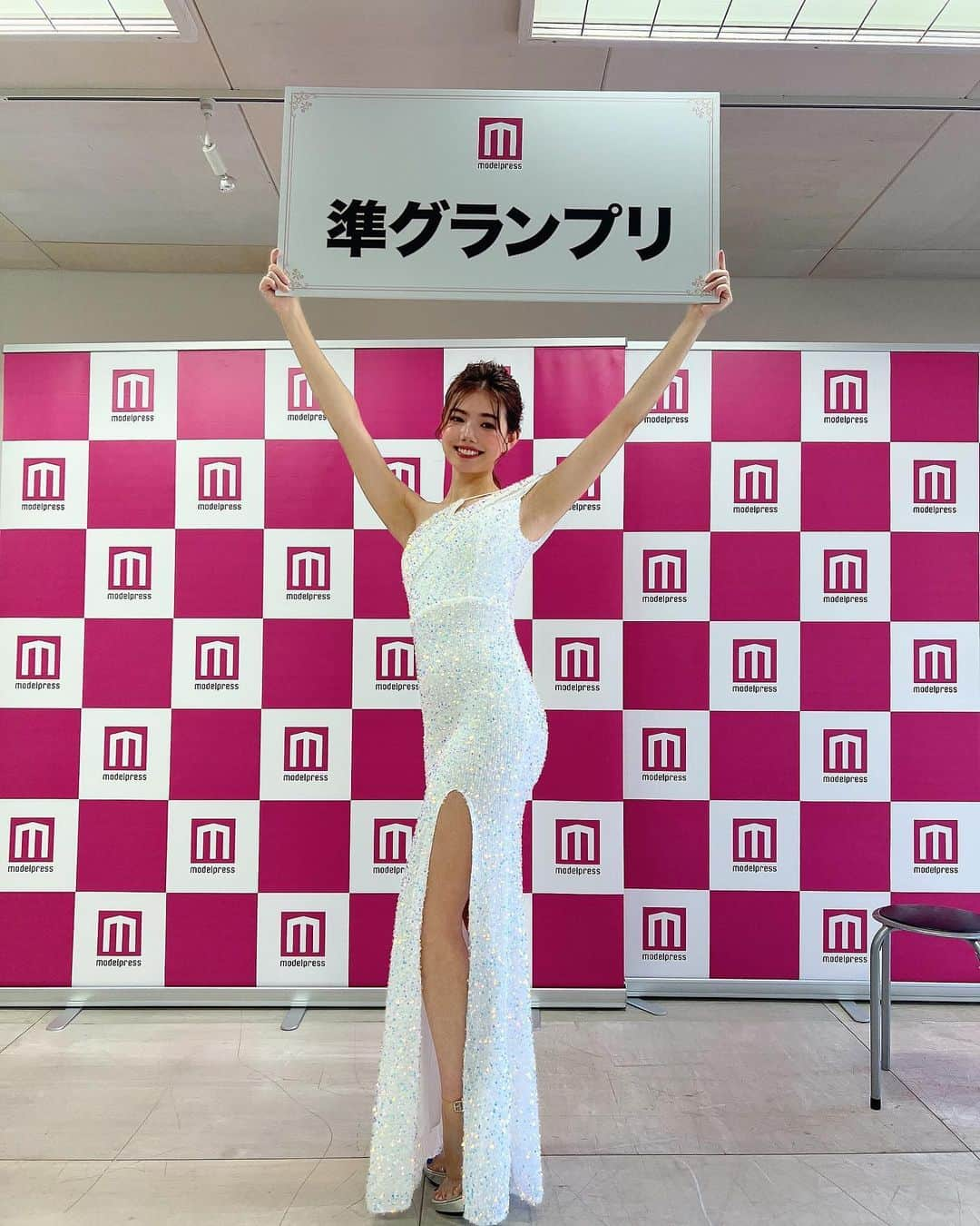 波田妃奈のインスタグラム：「ラウンドガールポーズもあるよ🫣 パネルを持つのが特技です💪🏻笑  やっぱりプロのヘアメイクさんの 仕上がりは違う…！💎 ドレスアップなので大人綺麗め💄 ドレスは @derossi_interior 👗  #k1girls2023ミスモデルプレスオーディション #k1girls #ラウンドガール #ミスモデルプレス準グランプリ #会社員ラウンドガール #オーディション結果 #ボディメイク #フィットネス #トレーニング #ひなトレ🐥 #ダイエット #ヘルシー #モデル #エニタイム女子 #波田妃奈 #workout #bodymake #fitness #gym #healthy #japangirl #model #パーティドレス #イブニングドレス #dress」