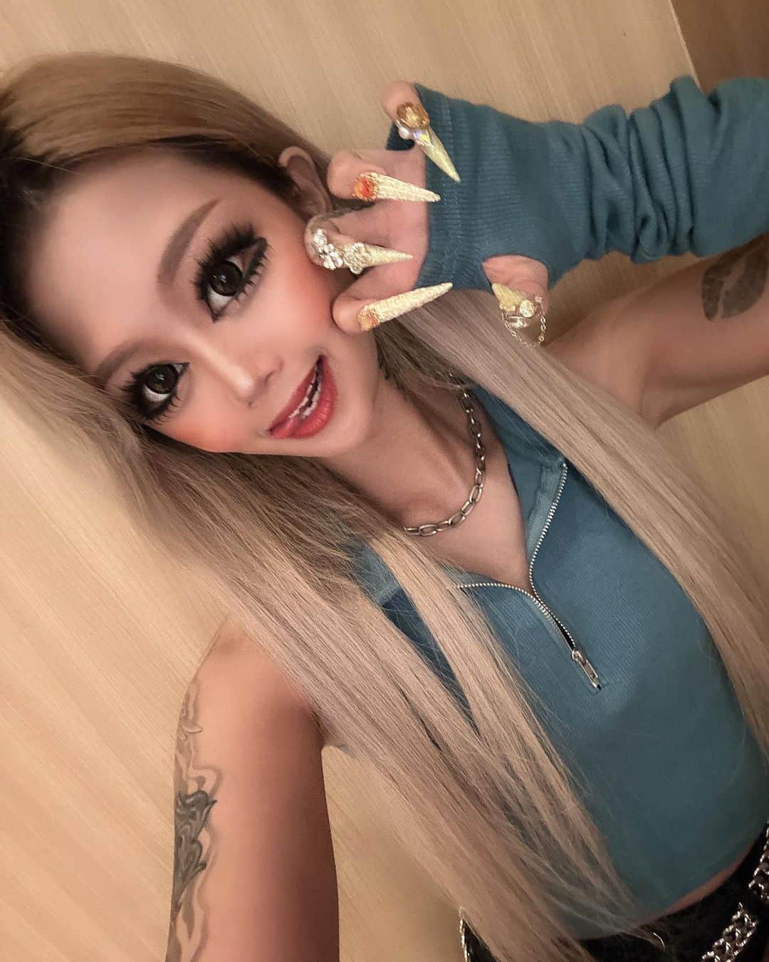 HIRANOAMIのインスタグラム：「ブルーとか普段着やんけど 可愛くてちゅきちゅきラブリーちゃん💗 . #ギャルコーデ#夏服コーデ#ギャル」