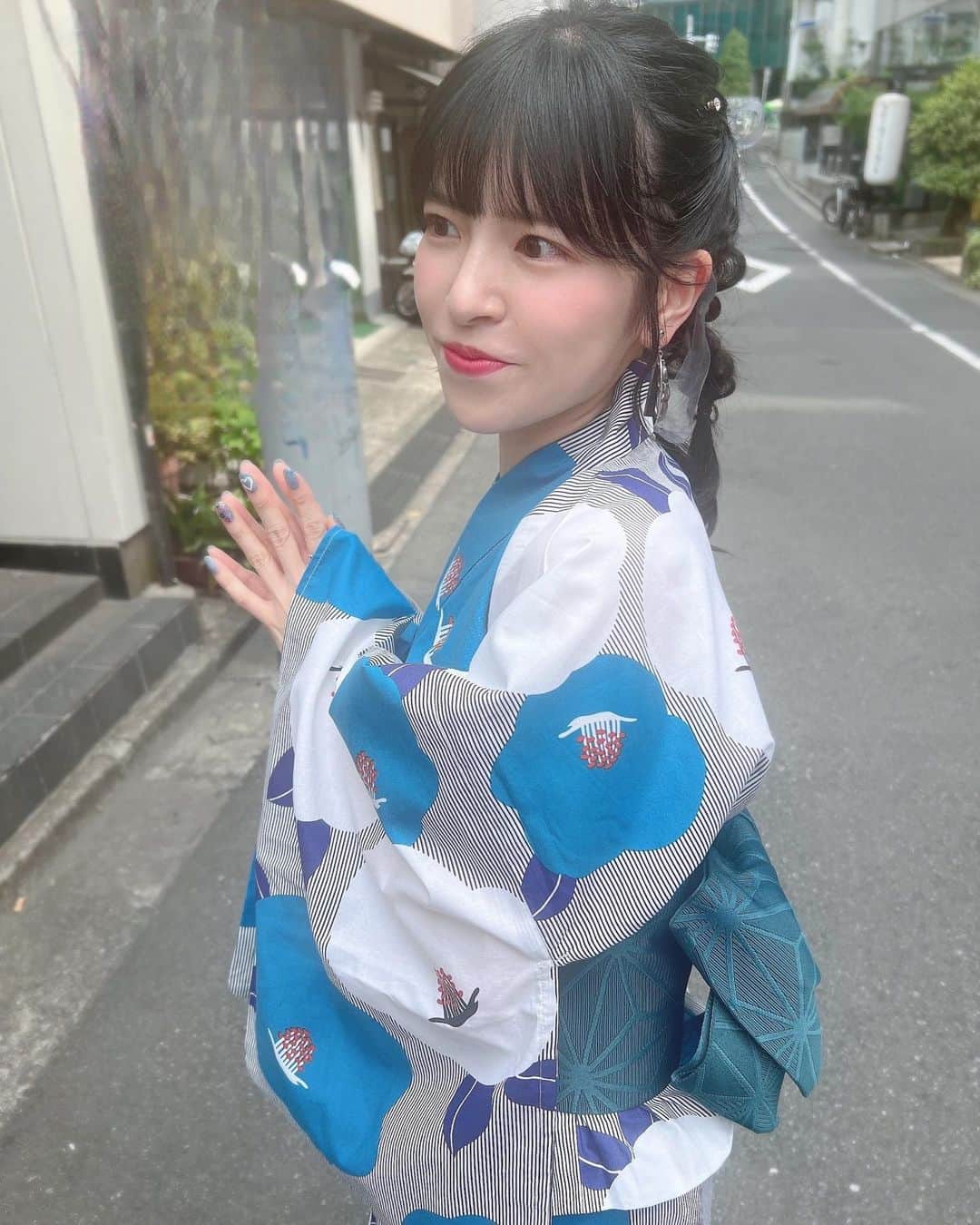 松崎博香のインスタグラム：「💙 みんなはどっちの浴衣のひぃちゃんが好みだった？ 髪の毛も可愛くしてもらったよ🫶🏻 　　 まるが笑わすからニヤけた🫠 　 #STARMARIE #スタマリ #selfie #instalike #instadaily #instagood #lll #me #animegirl #浴衣 #浴衣ヘアアレンジ #浴衣ヘア #ヘアメ #ヘアメイク #셀카 #맞팔 #맞팔해요 #맞좋 #유카타 #fyp」
