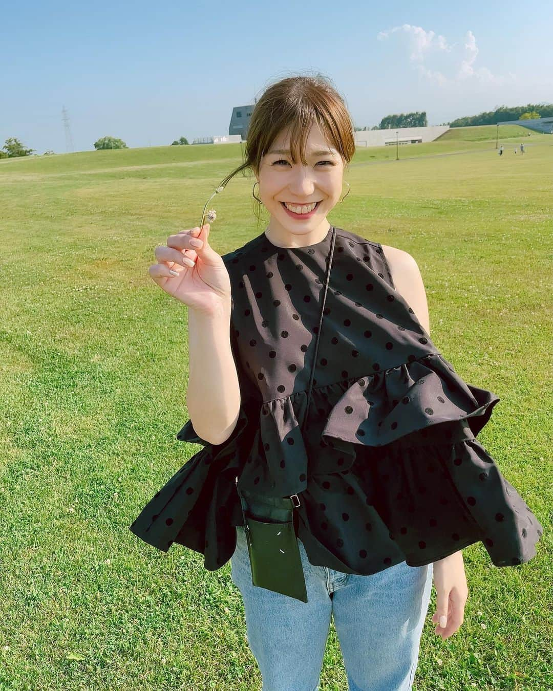 武田奈也のインスタグラム：「ㅤ 　 　 ちっちゃいお花をくれた🌷 　 札幌も30度超え⛱️ 私たちは普段氷の上にいるので溶けてました🫠☀️ とか言って、私は寒いのも苦手だけど😇😇 　 　 　 #モエレ沼公園 #札幌」