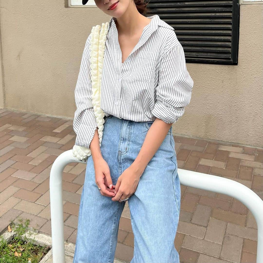 Nagiのインスタグラム：「シャツにデニム  蒸し暑いね💦  tops. bottom. #dholic  #code#fashion#コーデ#ファッション#カジュアル#カジュアルコーデ#シンプルコーデ」