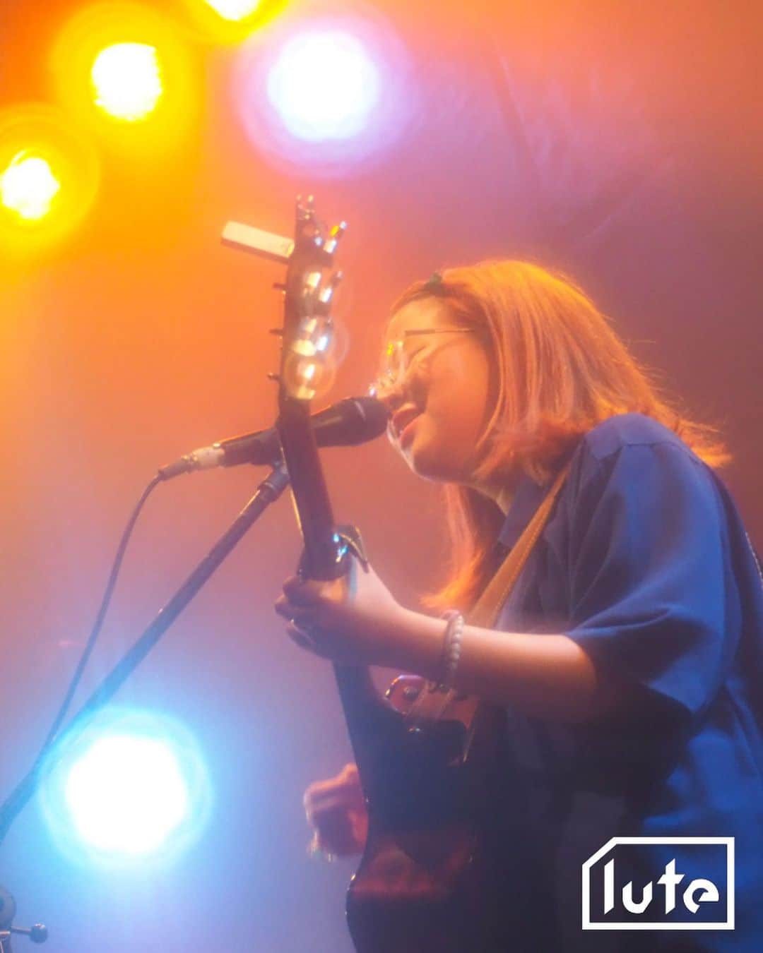 lute / ルーテのインスタグラム：「Interview with DSPS ( @dspstw )  5月に新作7インチ『half of me / fruits milk 7inch』をリリースした台湾のギターポップバンド「DSPS」。先日来日し、リリース公演を披露した彼らにインタビュー✨✔︎  エイミー（Vo,Gt）、セン(Gt)、アンディ（Ba）、チキン（Dr）  Q. あなたにとって最高の一曲は？   エイミー：難しい質問ですね...ではスマッシング・パンプキンズ（The Smashing Pumpkins）のボーカルのジェームス・イハ（James Iha）のソロ曲『One And Two』にします。  セン：Wilco -  impossible germany​​  アンディ：D’Angelo - Send it on  チキン：黃小楨（ホアン・シャオチェン）の『15秒練習曲』です。   Q. あなたにとって最高のアーティストは？  エイミー：これも難しいですね。ポルトガルのミュージシャン、ブルーノ・ペルナーダス（Bruno Pernadas）にします。  セン：難しすぎます。強いて言えば、ネルス・クライン（Nels Cline）でしょうか。  アンディ：Stevie Wonder  チキン：伍佰（ウー・バイ）です。   Q. 音楽を通して伝えたいことはどんなこと？   エイミー：自分の感情、そしてメンバー全員が伝えたいことの総意です。  セン：音楽を通じて皆様と出会いました。これだけでも充分ではないでしょうか。  アンディ：音楽は言語にも、イメージにも、一つの世界にもなれます。みんなを自分が素晴らしいと思う世界に誘うことができれば幸いです。  チキン：伝えるより、繋がるほうが好きです。音楽は同じ時空間にいる人々に、繋がりと共鳴をもたらします。   Q. お気に入りのライブハウス、クラブはある？  エイミー：京都の「UrBANGUILD」が好きです。木に反射するライトが暖かく、食べ物もお酒もとてもおいしいです。  セン：京都の「磔磔」が好きです。入口の瓦は、見るたびに鳥肌が立ちます。  チキン：名古屋の「K.D JAPON」が好きです。明るくてリラックスした雰囲気が大好きで、時々上から電車が線路を走る音が聞こえて、そのリズムが安心感を与えてくれます。  Q. 日本に来たら必ず行く場所はある？  エイミー：西東京が好きです。高円寺、阿佐ヶ谷、吉祥寺。  セン：高円寺、中目黒、瀬戸内海。  アンディ：京都も渋谷も好きです。  チキン：高円寺、静岡。  📸 @sumiretamura   音楽動画メディア「lute」によるインタビュー企画「IN TOWN」✍️アーティストやクリエイターのインサイドをストリートから配信📷」