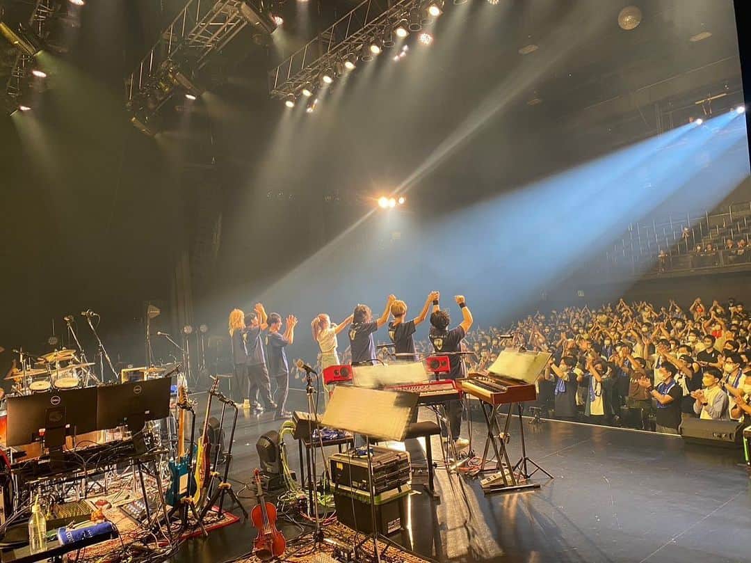 JUNNAのインスタグラム：「JUNNA ROCK YOU TOUR 2023 〜Dear...〜 名古屋と大阪公演のバンドメンバーのみなさんとラインナップしているショット📷  私たち、楽しそう🫶🏻 毎日でもライブやりたいね、楽しいね、  もうみんなに会いたいよ、」