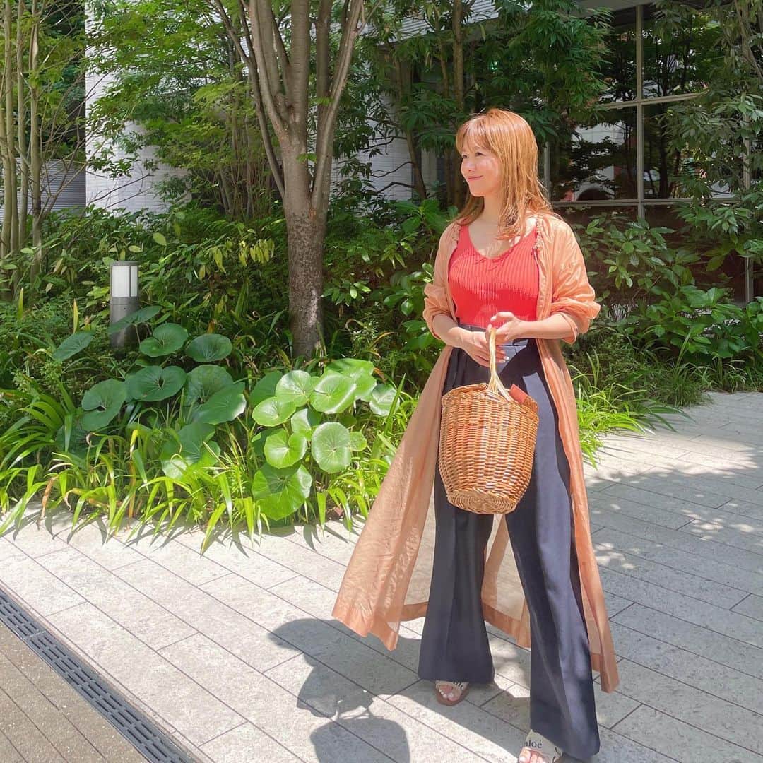 平井喜美さんのインスタグラム写真 - (平井喜美Instagram)「なつだね🍊 ⁡ ワイドパンツスタイル✨ 色が決めきれず、PUで @ayako_tanaka_ さんに選んでもらった ネイビー🫐めちゃくちゃお気に入り！ この色にしてよかった！ ⁡ ⁡ 背が低いのでワイドパンツは無縁だったけど @gypsohila.jpn  ワイドパンツはひと味違う 脚長くみえるー🫶  tops #stunninglure  pants #gypsophila  shoes #chloe  pierce #valentino」7月8日 19時59分 - yoshimi1111