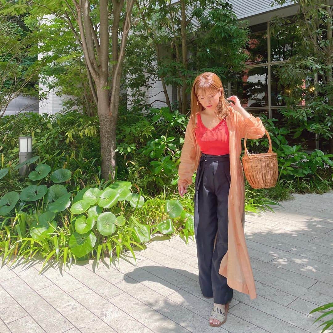 平井喜美さんのインスタグラム写真 - (平井喜美Instagram)「なつだね🍊 ⁡ ワイドパンツスタイル✨ 色が決めきれず、PUで @ayako_tanaka_ さんに選んでもらった ネイビー🫐めちゃくちゃお気に入り！ この色にしてよかった！ ⁡ ⁡ 背が低いのでワイドパンツは無縁だったけど @gypsohila.jpn  ワイドパンツはひと味違う 脚長くみえるー🫶  tops #stunninglure  pants #gypsophila  shoes #chloe  pierce #valentino」7月8日 19時59分 - yoshimi1111