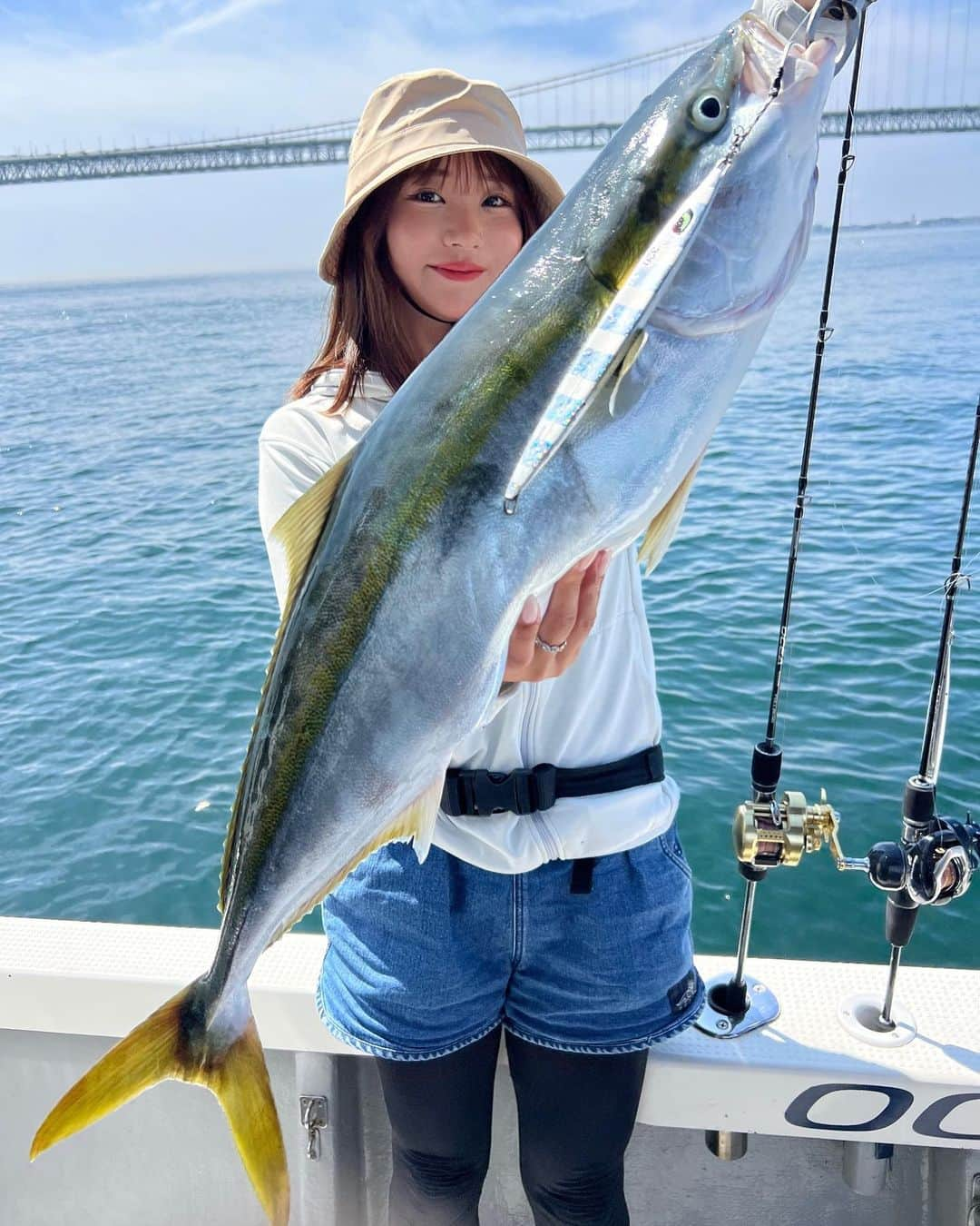 伊賀愛優菜のインスタグラム：「･ 先週日曜日にシーパラダイスでジギング！🐟 ･ 明石の激流ポイント小磯(高磯)で潮5ノット の中で釣り上げた鰤！！ ･ 潮乗ってるし、体高いいし、 ほんまによく引きました…！ ･ 食わせるまでのしゃくりも、 掛けてからのやり取りもタモに入る瞬間も全部が緊張と感動🥲！ ･ 何回釣れてもほんと嬉しいです！⸜❤︎⸝‍ ･ Jigging tackle data Rod : SHIMANO  OCEA JIGGER FULLBEND B60-3 Reel: SHIMANO  22NEW OCEA CONQUEST 300HG Jig:SHIMANO OCEA long waver 320g ケイムラゼブラ Line: TORAY  Jigging PE Power Game X8 1.5号 Leader: TORAY  PowerGame LURE LEADER FLUORO 20lb  ･ #明石ジギング  #釣りガール #釣り #釣り女子 #fishing #fishinglife  #낚시  #fishinggirls  #instafish #fishingdaily #saltwaterfishing #angler #釣り好きと繋がりたい  #オフショア #ocean #東レ #TORAY #東レモノフィラメント #ソラローム #ジギング  #钓鱼 #shimanofishing #シマノフィッシング  #ブリ」