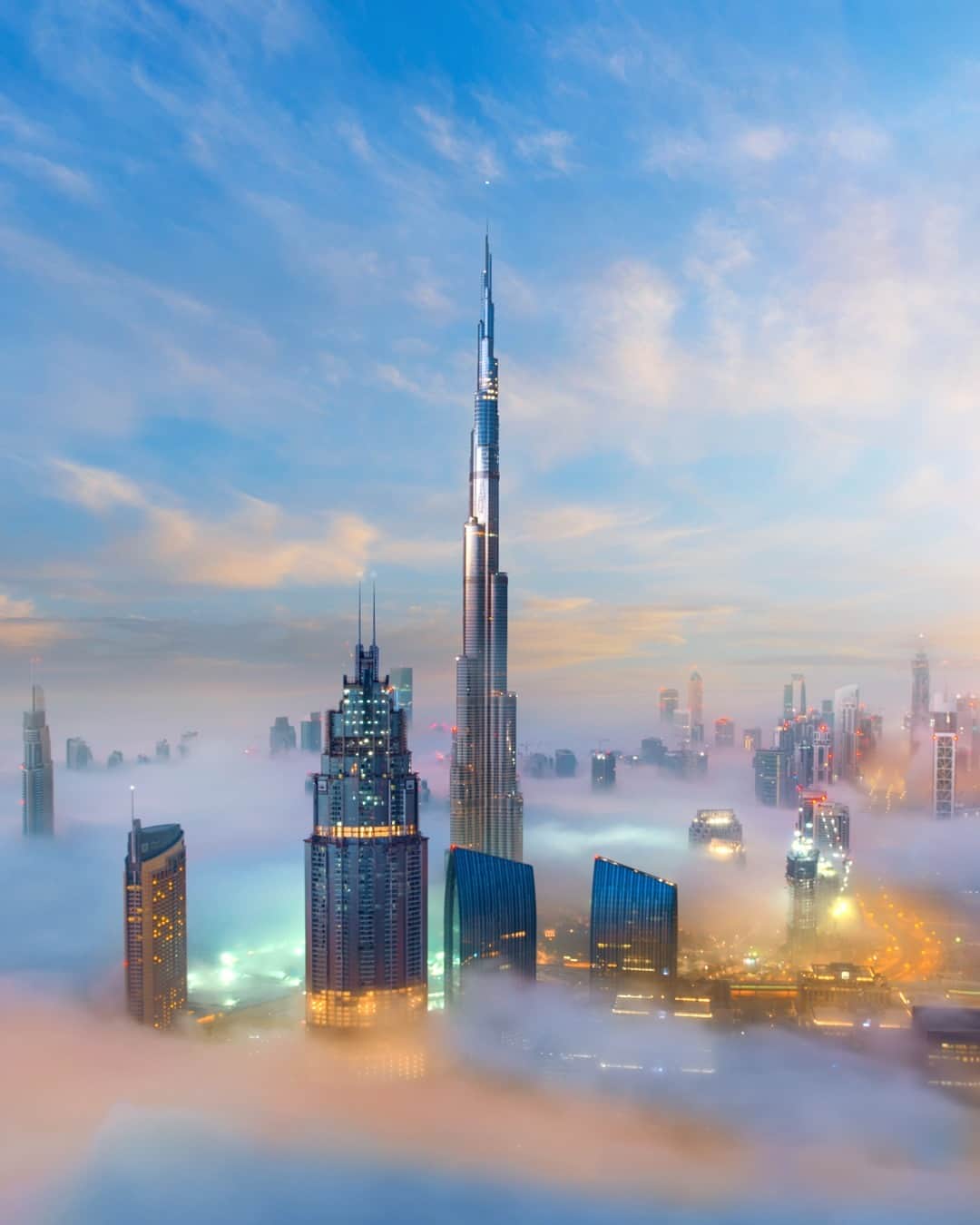 エミレーツ航空さんのインスタグラム写真 - (エミレーツ航空Instagram)「Dubai's skyline whispers tales of ambition and dreams.   📷: @danyeid  #Emirates #FlyBetter #MyDubai」7月8日 20時00分 - emirates