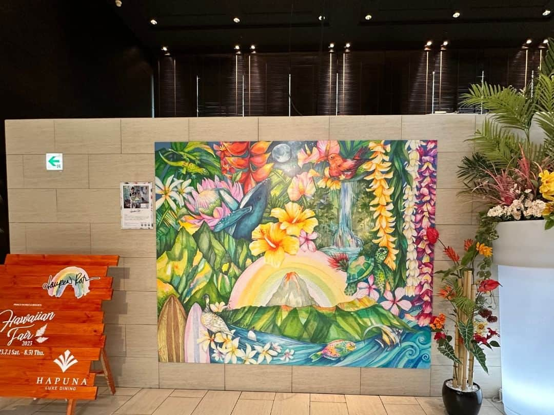 品川プリンスホテルさんのインスタグラム写真 - (品川プリンスホテルInstagram)「【Shinagawa Prince Hotel × Lauren Roth】  『Hawaiian Fair 2023』開催中！ 今年もハワイ在住のアーティスト、ローレン・ロス氏のアートがブッフェレストラン『LUXE DINING HAPUNA』を彩っています。  Hawaiian Fairのメニューとともにぜひローレン・ロス氏の世界観をご堪能ください✨  #ローレンロス #ローレンロスジャパン #laurenroth  #hawaii #hawaiian #hawaiianfair #品川プリンスホテル #品プリ #リュクスダイニングハプナ #ハプナ #ブッフェ #ホテルビュッフェ #ビュッフェ #品川グルメ #東京グルメ #品川プリンスホテル #プリンスホテル　#東京 #品川 #ホテル好き #ホテル巡り #ホテル好きと繋がりたい   @laurenrothart  @laurenroth_japan」7月8日 20時00分 - shinagawaprincehotel