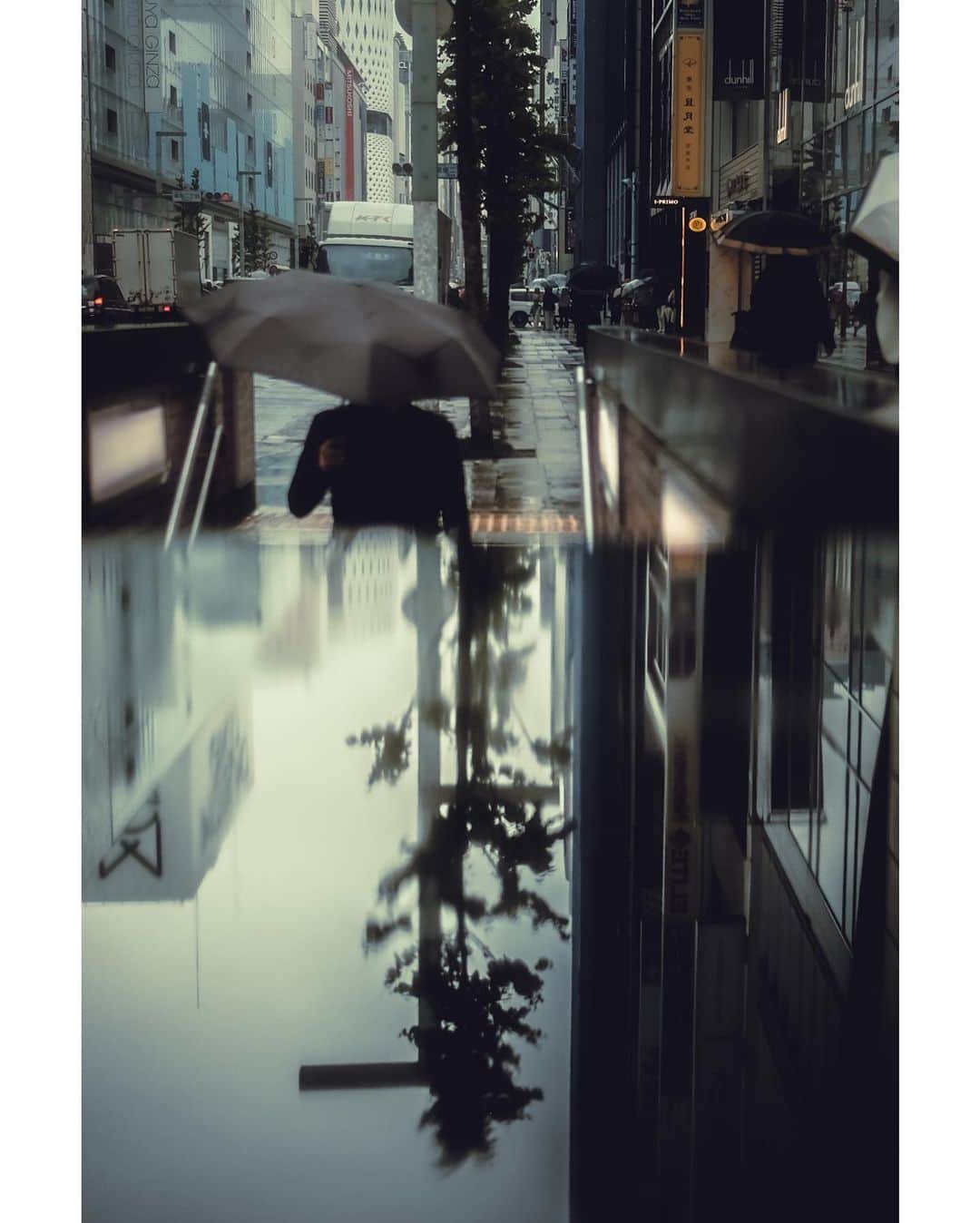 kazhixのインスタグラム：「Tokyo Rhapsody  -Reflection in rainy day-  写真展で展示した作品 2nd  #fujifilm_xseries #今日もx日和 #富士フイルム  #FUJIFILM #instagram  #igersjp #HelloFrom Tokyo #ファインダー越しの私の世界  #tokyocameraclub #mst_photo #daily_photo_jpn #tokyoartsandculture #JapanCityBlues #TokyoTokyo #streetfinder #eyephotomagazine #cinema_streets  #urbanromantix #street_avengers #streetleaks #sublimestreet #streets_storytelling #storyofthestreet #streetsgrammer #streetmoment #voidtokyo  #street_aperture #streetgrammers #shadow_magazine #subshooters」