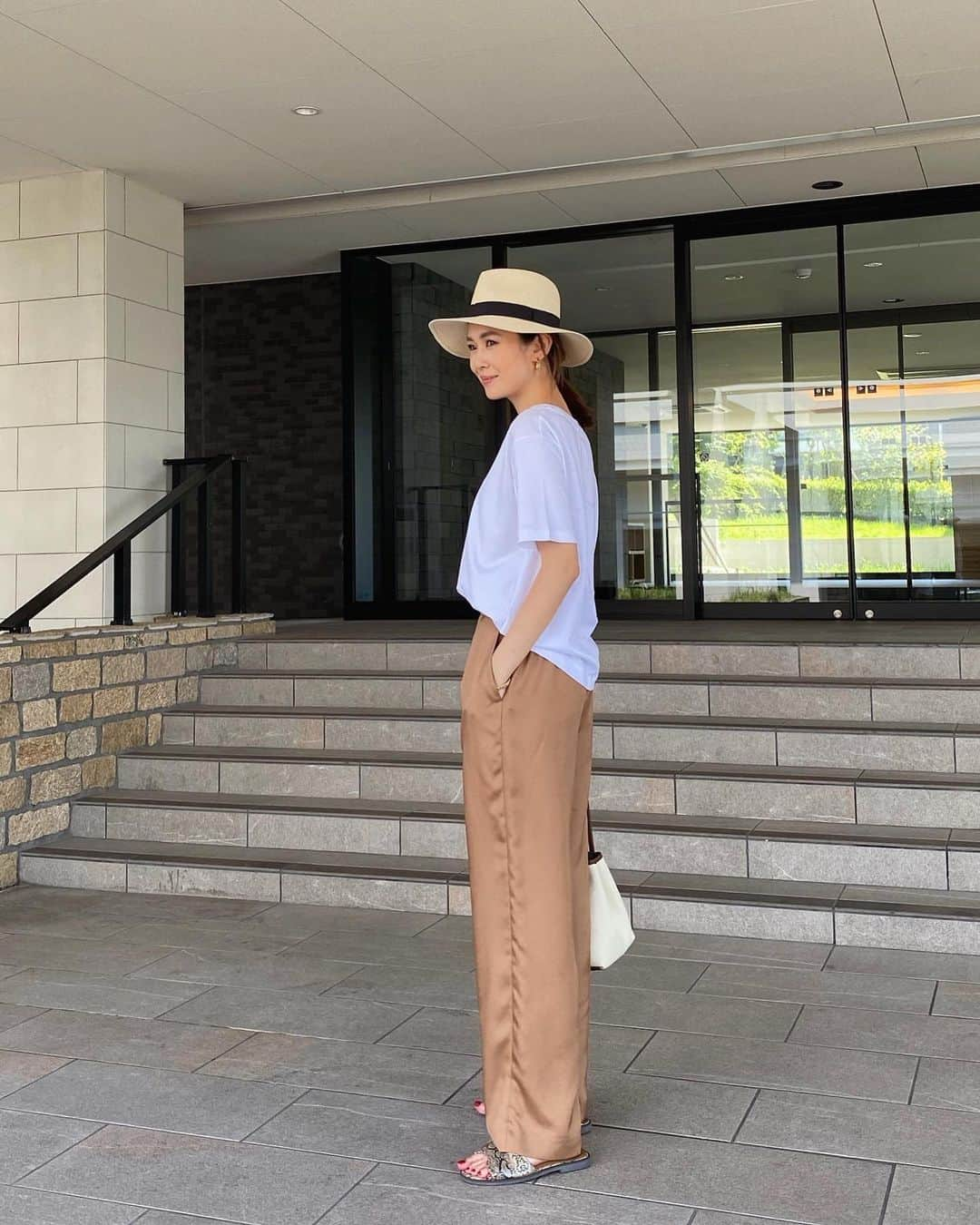 MAICOさんのインスタグラム写真 - (MAICOInstagram)「#outfit . . ゆったりリラックスコーデ🌿👒@nord_cadre のTシャツに @stunninglure のパンツです。 バッグは @vasic_japan   #nordcadre #stunninglure #スタニングルアー#vasicbond #vasic」7月8日 20時00分 - maico0327