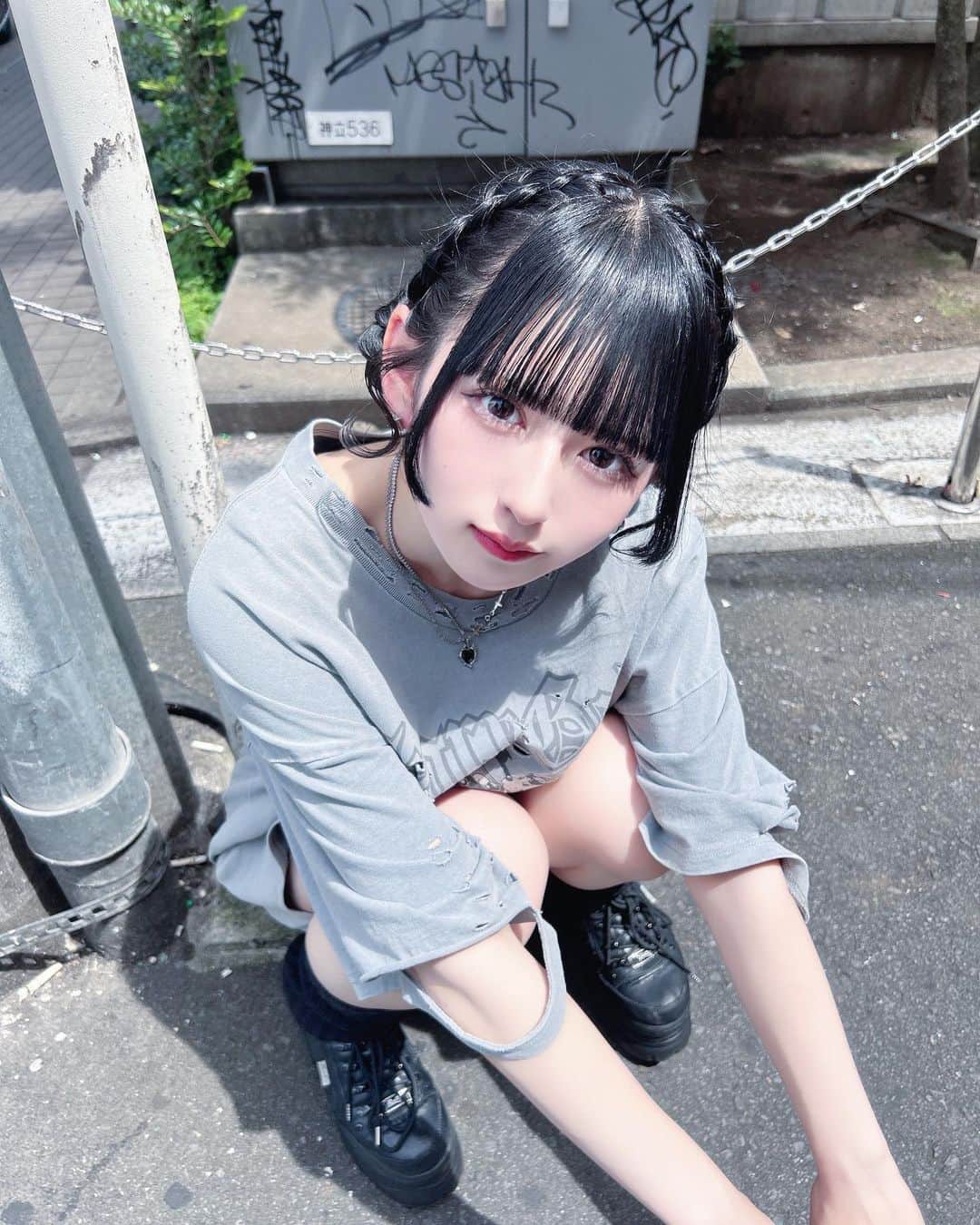 狐波ろんのインスタグラム：「あち〜〜〜ので半袖一枚で外に出るしか選択肢ない」