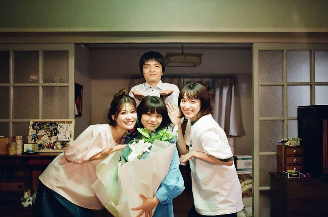 岸井ゆきののインスタグラム：「先週ぶじに最終回を迎えました🫖ありがとうございました🙇 素敵な出会いに感謝します。本当にみなさま素敵な方々で可愛くて面白くて、日々助けられました。ありがとうございます。ありがとう💐💐💐🥹」