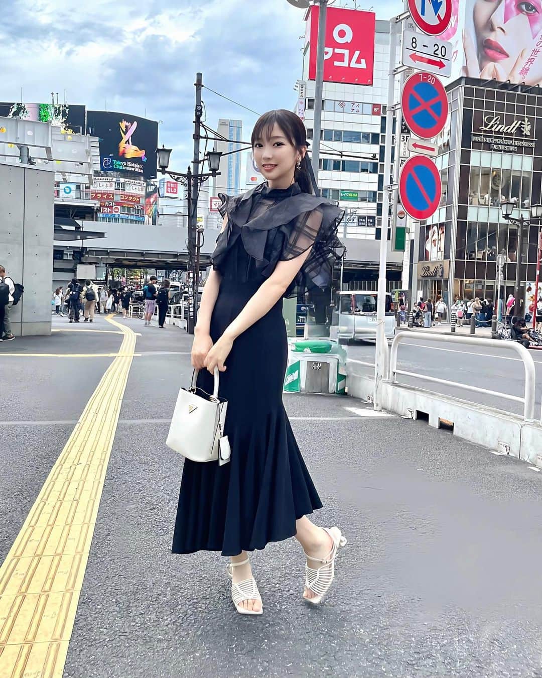 のインスタグラム：「久しぶりの渋谷🐈‍⬛🖤 黒コーデとポニーテール( ᐢ˙꒳​˙ᐢ ) いい感じのお姉さんになれてる…？🙂笑 . . . tops＆shoes: #eimyistoire  skirt: #snidel  bag: #prada  . #私服 #私服コーデ #全身コーデ #渋谷  #休日コーデ #fashiongram」