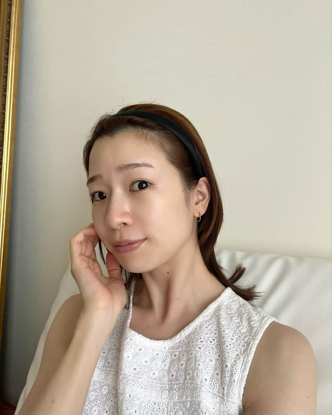 石井亜美さんのインスタグラム写真 - (石井亜美Instagram)「🧚  一番好きな季節「夏」がやってきた〜！！  夏場もクーラーによってお肌が乾燥しやすいので、 引き続きケアは丁寧にしたいところ。  愛用しているのが、オルビスのスキンケア。 オルビスユー エッセンスローションと 出会ってから2年が経ちましたが、 「とろっぱしゃっ」としたみずみずしいテクスチャーが 大好き！！🤍  一般的に、”うるおい”というと保湿のイメージですが うるおいによって ▷水分量 ▷ハリ感 ▷透明感 ▷キメ などの大人の肌悩みに働きかけることができるそう📝  もともと愛用していたので、 リニューアル後も継続して使っていて、 今では欠かせない存在になっています！ (私のYouTubeの準レギュラー的存在に。笑)  先日は、初めてSKINCARE LOUNGE BY ORBISに 行って肌分析をしてきたのですが、 バランスが整っていることが分かり、一安心！  とはいえ、年齢とともにうるおい機能は低下してしまうらしいので、引き続きオルビスユー エッセンスローションで、 スキンケア楽しみます☺️✨ @orbis_jp  医薬部外品:肌荒れを防ぐ  #オルビス　#オルビスユー #オルビスユーシリーズ　#とろぱしゃ化粧水 #すべてはうるおい #スキンケア #化粧水」7月8日 20時08分 - ami_ishii_