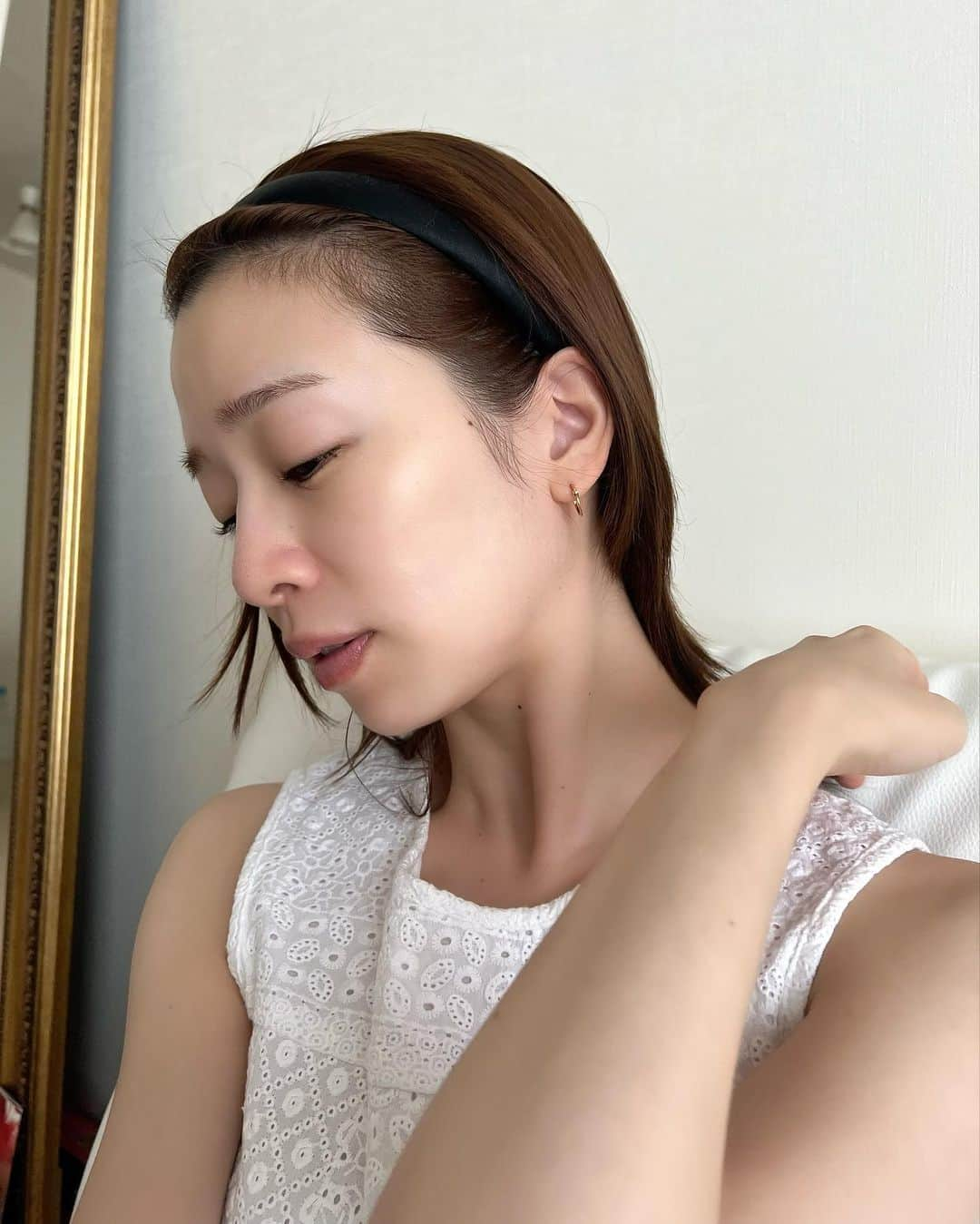 石井亜美さんのインスタグラム写真 - (石井亜美Instagram)「🧚  一番好きな季節「夏」がやってきた〜！！  夏場もクーラーによってお肌が乾燥しやすいので、 引き続きケアは丁寧にしたいところ。  愛用しているのが、オルビスのスキンケア。 オルビスユー エッセンスローションと 出会ってから2年が経ちましたが、 「とろっぱしゃっ」としたみずみずしいテクスチャーが 大好き！！🤍  一般的に、”うるおい”というと保湿のイメージですが うるおいによって ▷水分量 ▷ハリ感 ▷透明感 ▷キメ などの大人の肌悩みに働きかけることができるそう📝  もともと愛用していたので、 リニューアル後も継続して使っていて、 今では欠かせない存在になっています！ (私のYouTubeの準レギュラー的存在に。笑)  先日は、初めてSKINCARE LOUNGE BY ORBISに 行って肌分析をしてきたのですが、 バランスが整っていることが分かり、一安心！  とはいえ、年齢とともにうるおい機能は低下してしまうらしいので、引き続きオルビスユー エッセンスローションで、 スキンケア楽しみます☺️✨ @orbis_jp  医薬部外品:肌荒れを防ぐ  #オルビス　#オルビスユー #オルビスユーシリーズ　#とろぱしゃ化粧水 #すべてはうるおい #スキンケア #化粧水」7月8日 20時08分 - ami_ishii_