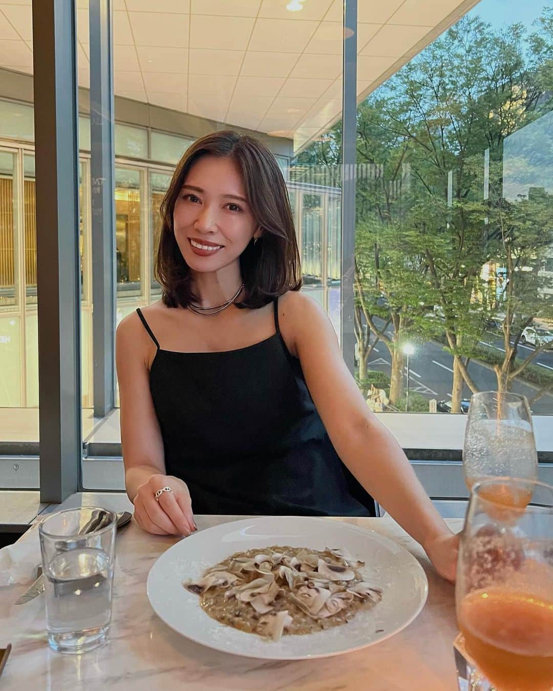 石黒美帆のインスタグラム：「. とにかく髪質悪めな私は どうにかちゃんとして見える髪を日々模索中。。笑 ⁡ 今回も @tsubasa__hasegawa さんに 扱いやすいボブにして頂いて ナチュラルにストレートもかけてもらいました💇‍♀️ 梅雨夏髪下ろせるだけでも嬉しい‥！  ⁡ あとは最近頂いたお気に入りのヘアケアアイテム。  ✔︎サブリミック/ @shiseidopro_jpn   熱を利用してうねりとクセ毛を整えてくれるシリーズ。 合わないシャンプーはすぐ髪が広がったりパサつくので、わたしの中で続けられるシャンプーの方が少ないんですが。。 これは使用感も香りも良くて、髪も好調✨ 根元が立ち上がる系のくせ毛の人にオススメしたい！  ⁡ ✔︎ビューテックドライヤースマート/ @refa_mtg   髪が多い私にとってこんなスマートなドライヤーで 髪乾くのか‥？！と心配だったんですが笑 風量に本当にびっくり！すごいパワー🌪️ しかも温風と冷風自動で切り替えてくれる天才っぷり。 軽量なのもポイント高くてやっぱりリファ好き‥🥺 ⁡ ⁡ op#lephil」