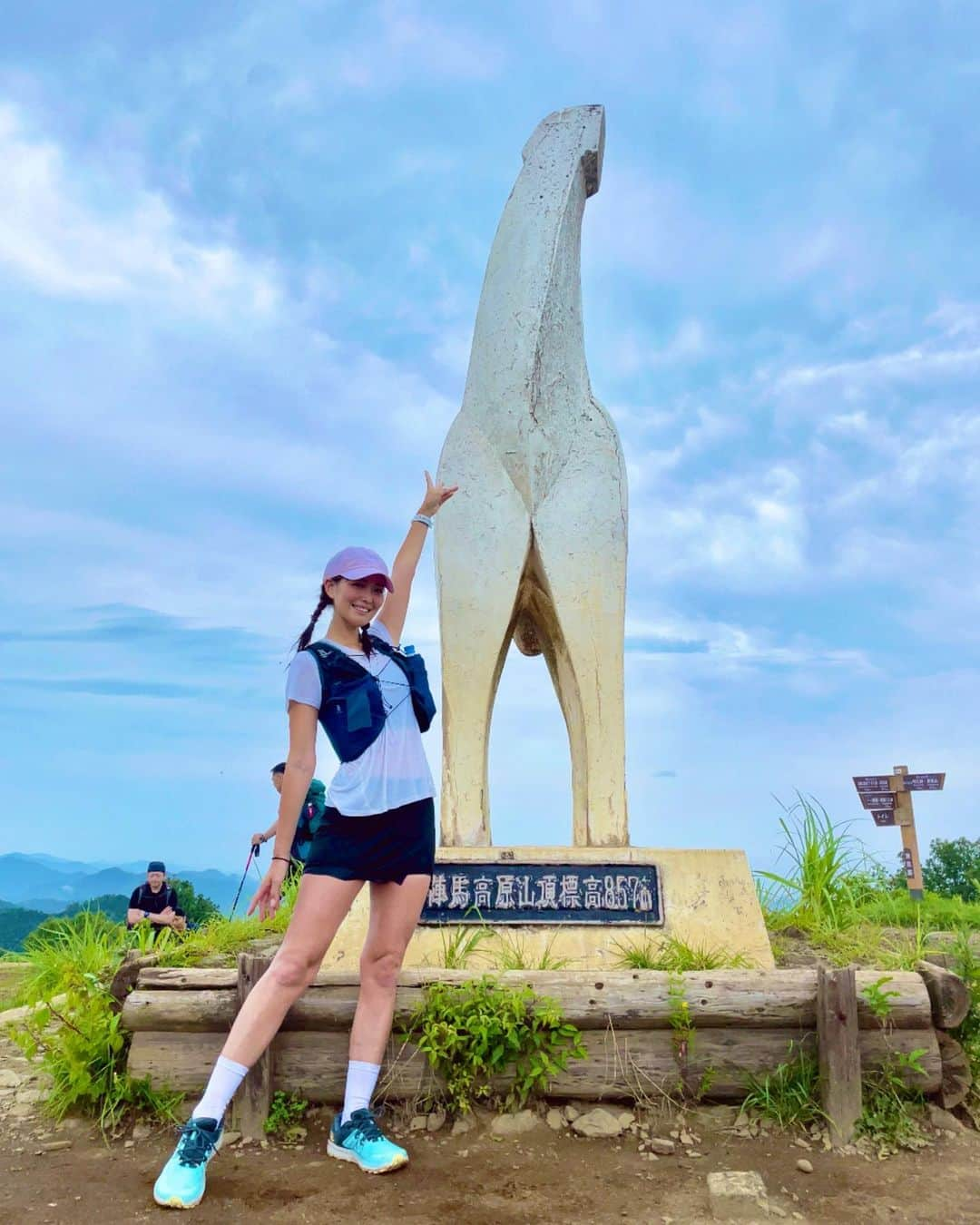 さーたんのインスタグラム：「* * * トレランday⛰🏃‍♀️  山16km+ロード3km  total 19km✨  曇りで頂上での景色は微妙だけど 走るにはよかった🥵 ただ汗は普通にやばくて靴の中が汗で水溜り🐸 ウェアも絞れた😂  今日のご褒美は白方さんが釣った魚で押し寿司🍣 走った後は染みるぅ〜💕 お豆腐屋さんの寄せ豆腐も食べて幸せ🥰  よき午前でした✌️  #ランニング #ラン #ランナー #run #running #トレラン #トレイルラン #高尾山 #陣馬山」