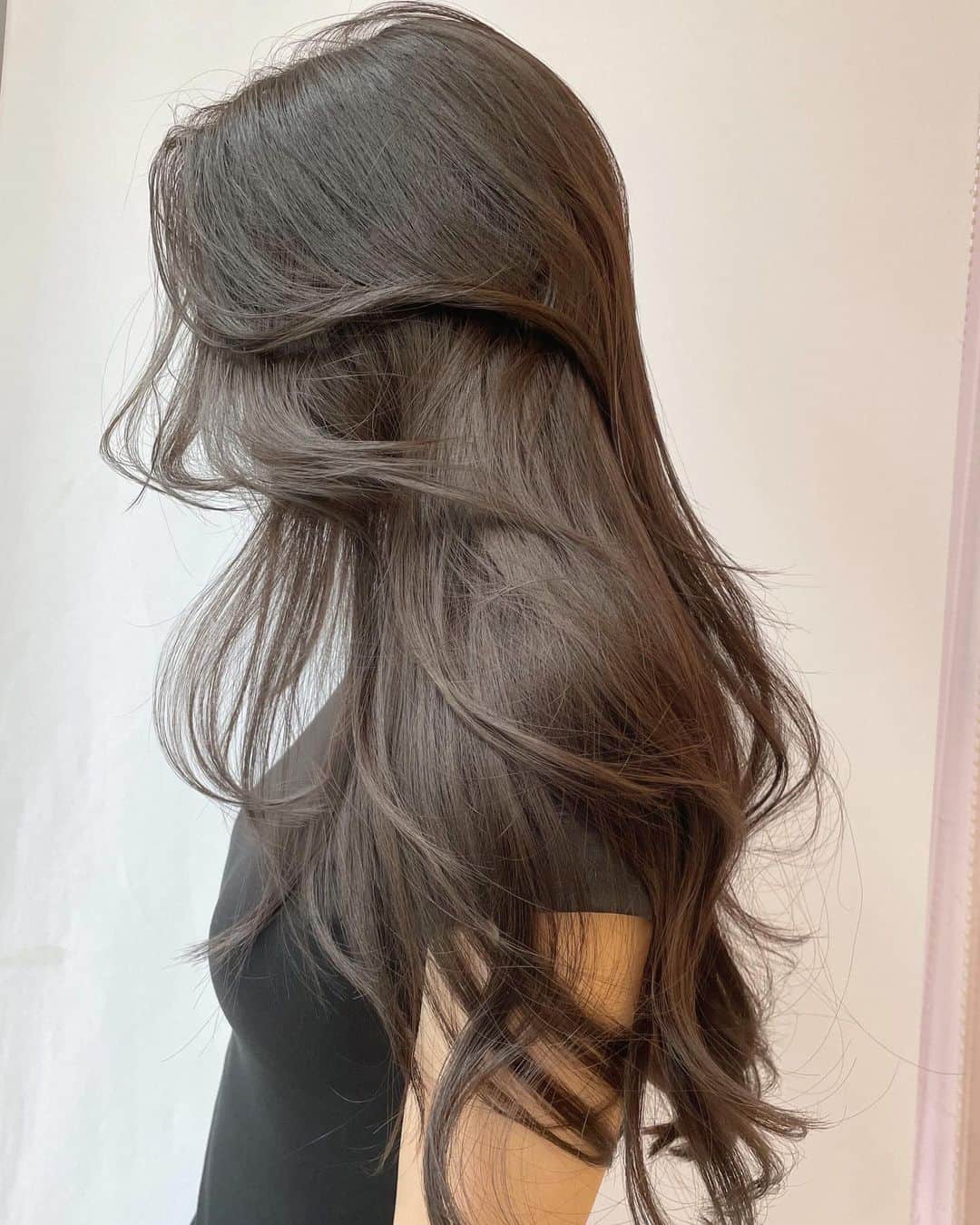 原涼香のインスタグラム：「大人気greige🩶赤味を柔らかく消して透明感up♡ ㅤㅤㅤㅤㅤㅤㅤㅤㅤㅤㅤㅤㅤ ダークトーンでも重くならないのがpoint🤍 カラーのみで明るめを続けると 透明感がよりでます✨ 一回で明るめ希望の方はWケアカラーがオススメです✔︎🤍 ㅤㅤㅤㅤㅤㅤㅤㅤㅤㅤㅤㅤㅤ 🎀韓国HAIR STYLE menu... ㅤㅤㅤㅤㅤㅤㅤㅤㅤㅤㅤㅤㅤ ☑︎カット ワンカールだけでも可愛いこだわりレイヤーカット🖤  ☑︎プレミアムケアカラー(or Wケアカラー) 透明感バツグンのグレージュカラー🩶 ㅤㅤㅤㅤㅤㅤㅤㅤㅤㅤㅤㅤㅤ ☑︎バイカルテトリートメント 韓国人みたいなツヤ髪はバイカルテトリートメントで叶います🖤  ㅤㅤㅤㅤㅤㅤㅤㅤㅤㅤㅤㅤㅤ ご予約はリンクから🫶🏻🔗 ㅤㅤㅤㅤㅤㅤㅤㅤㅤㅤㅤㅤㅤㅤㅤㅤㅤㅤㅤㅤㅤㅤㅤㅤㅤㅤ ㅤㅤㅤㅤㅤㅤㅤㅤㅤㅤㅤㅤㅤ  #SHIMA#韓国ヘア#韓国スタイル#レイヤーカット#ワンホンヘア#ワンホン#ダークトーン#網紅#初カラー#暗髪#ベージュカラー#ラベンダーカラー#グレージュ#オリーブカラー#透明感カラー#銀座美容院#銀座美容室#美容師#시스루뱅#레이어드컷#koreanhair」
