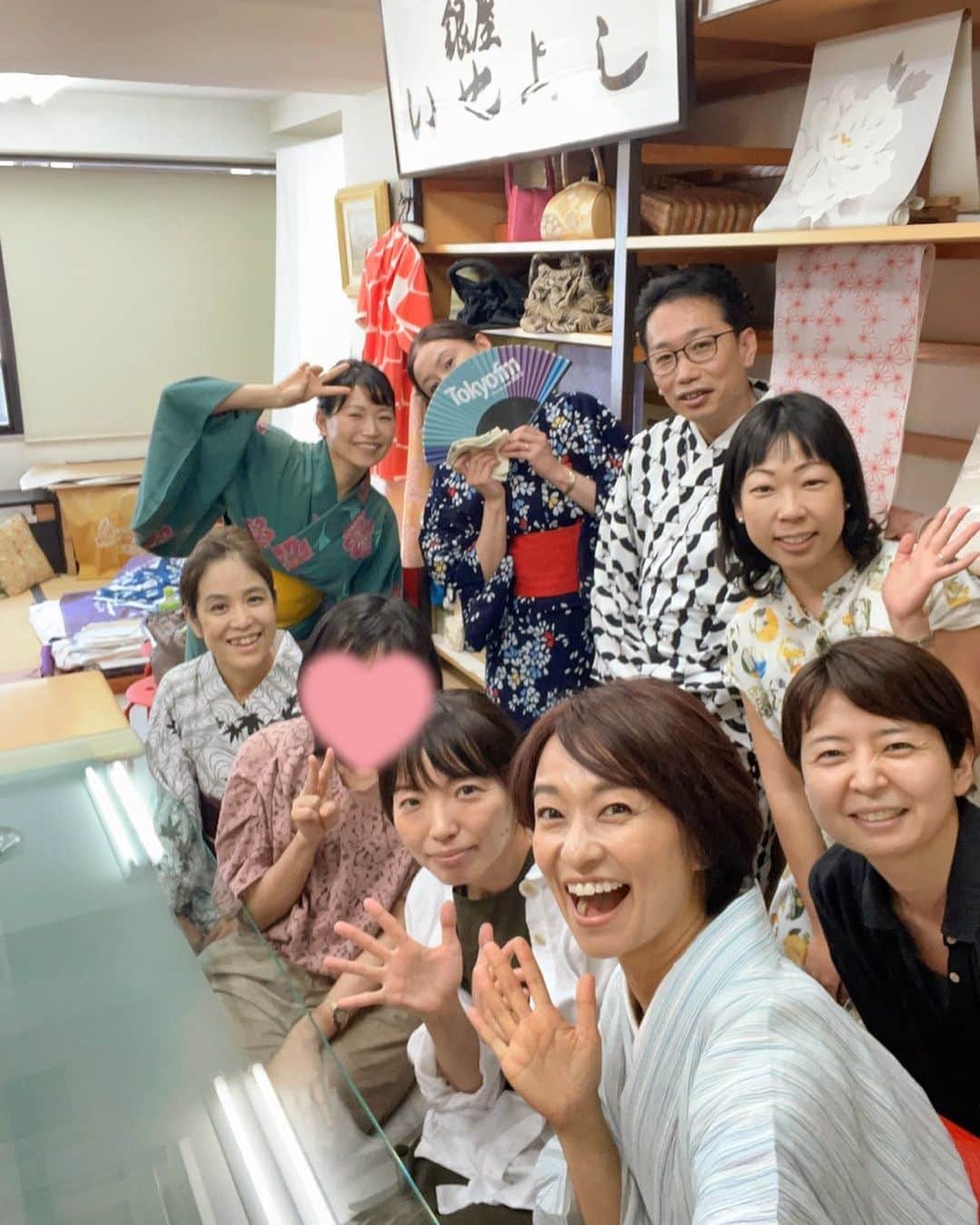 住吉美紀のインスタグラム：「「チカスミ 浴衣着付け講座」を開催！ライフシェアリング・クラブ「近くのスミヨシ」のイベントとして、楽しく美しく浴衣を着付けてこの夏お出かけしてほしいという思いを込め、企画。 少人数プレミアムな会となり、こじんまりな分みなさん打ち解けて、ワクワク、楽しいひとときになった。  ＊講師を務めていただいた、 銀座いせよしの千谷美恵さんからは １）呉服店に育ったからこその浴衣の思い出 ２）浴衣のもとは風呂上がりの「湯帷子（ゆかたびら）」 ３）浴衣こそ仕立てのサイズ感が命で、実は着付けを知っていると知らないとではまったく差が出る和装  ＊また、千谷さんのご実家の伊勢由さんは、浴衣が大きなルーツとなっている呉服店で、今も江戸時代からの大切な紙の型を使って染めている話を、 実際の型と反物を見せていただきながら伺う。 やっぱり実際の反物を見ると違うし、本当に綺麗な色柄のものが多々。  ＊そして、着付け実演講座！ 今回は女性2人、そして男性1人がモデルとなり、 着付けの仕方、要所要所のコツ伝授。 皆さん今までよりも随分と着心地よいなど、 着付けを少し変えた違いも実感。 それにやっぱり写真を撮っても、見た目が綺麗！  会が終わってからも 浴衣や着物に関する質問も止まらず、 急遽、行ける人だけで2次会。 「銀座萬年堂本店」さんに移動し、 みんなで和かき氷と生菓子をいただく。  着て帰るつもりなかったお2人も着心地がいいとそのまま浴衣で帰り、 最後の最後まで、本当に嬉しい着付け講座となったのでした。 やっぱり着物は楽しい！  ご参加くださった皆さま、 温かい講師を務めてくださった千谷さん 暑い中、本当にありがとうございました！  「#近くのスミヨシ」 #チカスミ neighboursumiyoshi.com  @ginza_yiseyoshi  @itsuryu_okaminokai @mannendou_ginza」