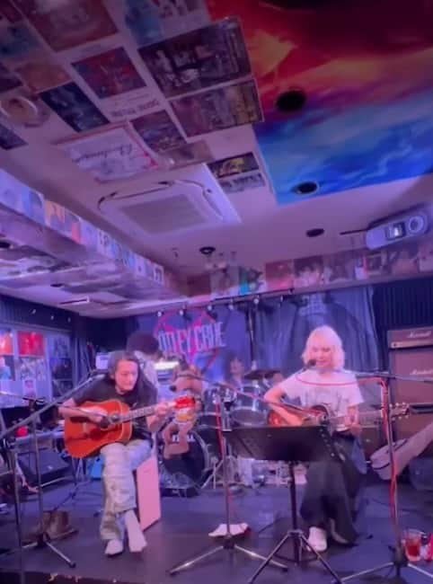 PINKY DOODLE POODLEのインスタグラム：「先々週の、神奈川県大和市鶴間での『えちごやきゅ〜ぴ〜』さんでのライブより、『AS YOU LIKE』の一部を。  video by KAKO  素敵なビデオをありがとう！  #acousticlive #liveinjapan2023 #pinkydoodlepoodle  #highenergyrocknroll  #highenergyrockband #japaneserockband #chickenranchrecords #femalerocker #baxendaleconversion  #baxendaleguitar  #kayguitar  #vintageacoustic  #shortscaleacousticguitar #asyoulike」