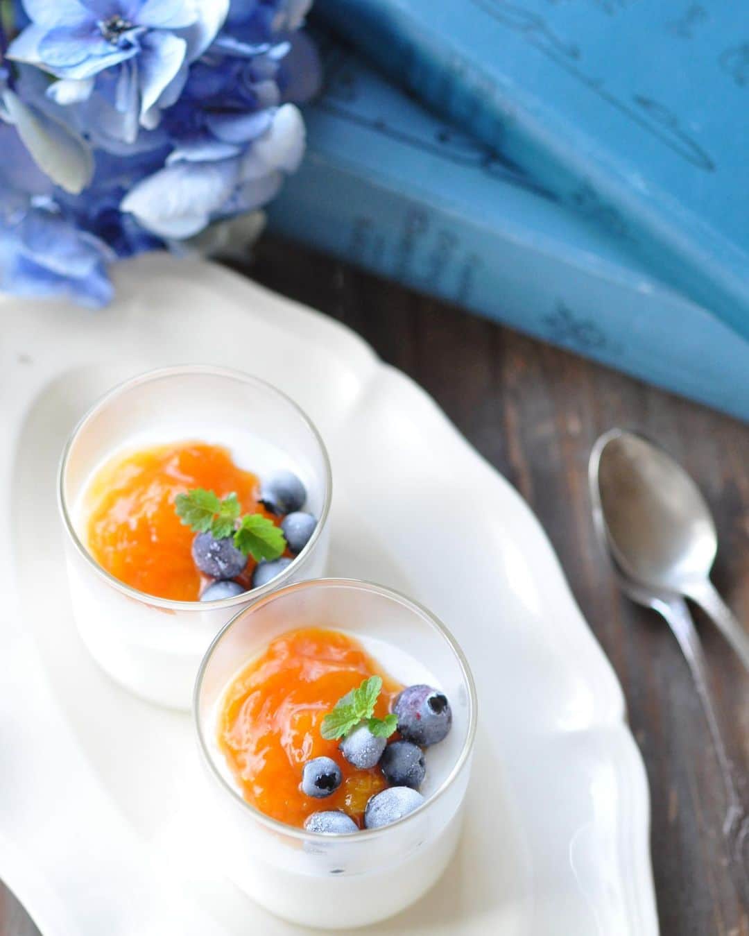 masayoのインスタグラム：「2023.7.8  + 暑くてやる気が行方不明です^^; ・ おやつに ムスメの好きな 豆乳のブランマンジェを作りました♪ ・ あんずジャムと 冷凍してあるブルーベリーを添えて♪ ・ 暑い時はつるんとぷるんと 食感が嬉しいですね♪ ・」