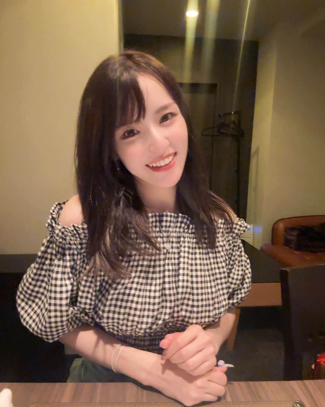 のインスタグラム：「毎日が誕生日やったらいいのにってくらい 今年も1番幸せでした💗💗  チェック可愛くない？？🫶🏻  #博多弁カープ女子 #カープ女子 #野球女子 #ボレジョ #大阪 #福岡 #japanesegirl    #タレント #モデル #ラジオパーソナリティ  #ポートレート #被写体 #photographer  #チェック #チェックシャツ #オフショル #夏コーデ #モノトーンコーデ #gyda #gydaコーデ #イタリアン #福島グルメ #レストラン」