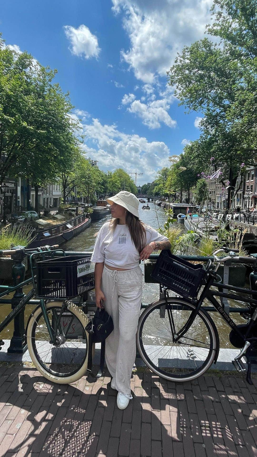 サマンサ・マリアのインスタグラム：「🤗🌳🛶 Top @asos  Linen trousers @hm Trainers @veja  Bag @andotherstories  Hat @asos   #amsterdam #travel #ootd #citybreakstyle #citybreakoutfit」