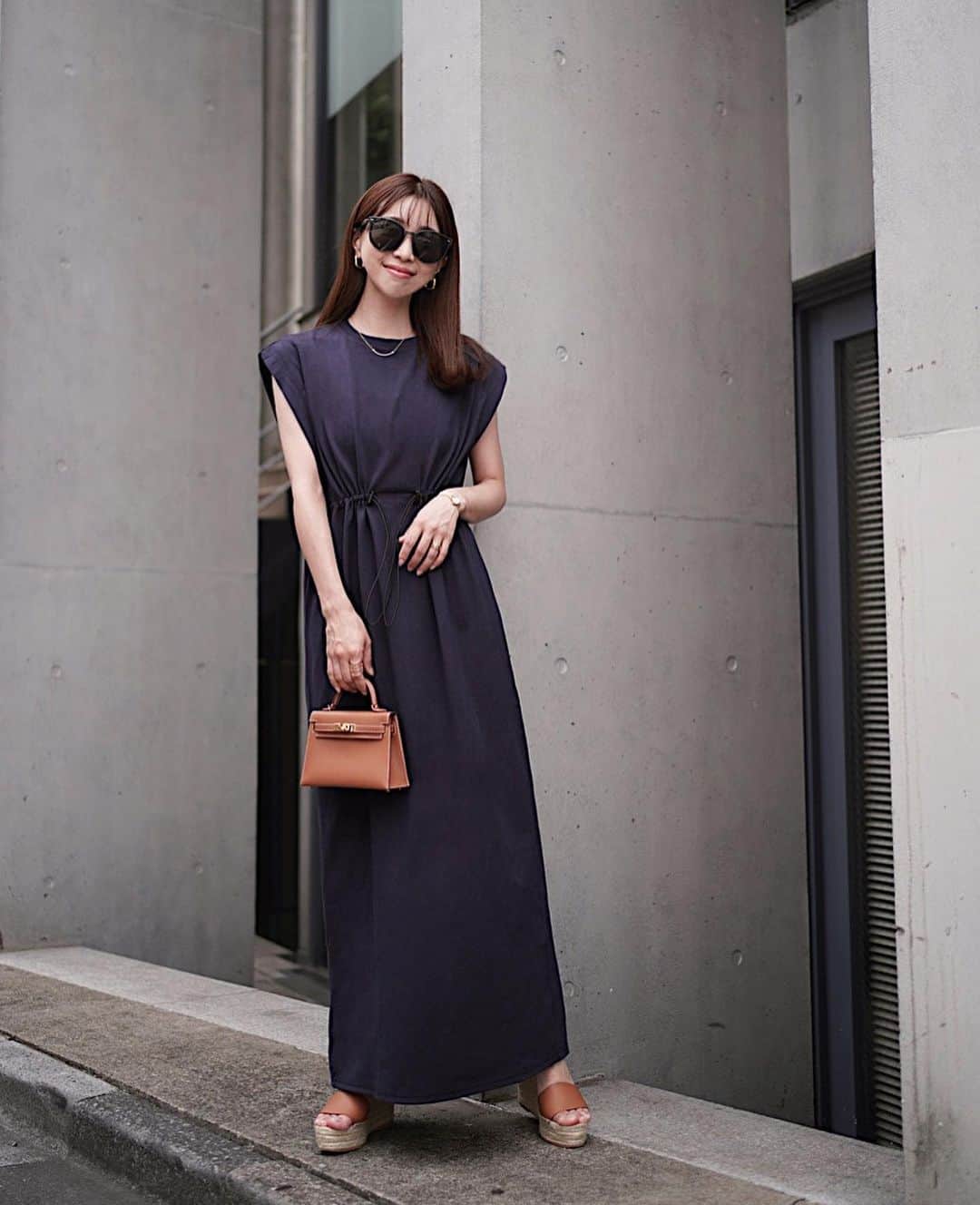 喜田彩子のインスタグラム：「⁡ ⁡ 娘の期末テストが終わって 息子の個人懇談も終わって気分はもう夏休みな喜田家です🌻 ⁡ そんな今日は朝から空手、お昼に公園。 みんなでお風呂に入って夕方からはダンス！！ ⁡ ⁡ 私は1枚でコーディネートが決まる ボックスデザインのワンピースにお着替えしたよ🍋 ⁡ 楽ちんだけどドロストデザインがウエスト位置にあるので スタイルアップ効果もありつつ大人カジュアルワンピ♩ ノースリーブなのに 二の腕が目立ちにくいスリーブデザインだよっ♡♡ ⁡ ⁡ ONEPIECE... @bonjoursagan  SHOES・BAG... hermes ⁡ ⁡ ⁡ #bonjoursagan #着回しコーデ #ワンピースコーデ #fashion #outfit #ootd #coordinate #패션 #오오티디 #데일리룩 #코디스타그램 #악세사리 #오늘뭐입지 #좋아요 #156センチコーデ #sサイズコーデ #夏コーデ #シンプルコーデ #ファッション #コーディネート #コーデ」