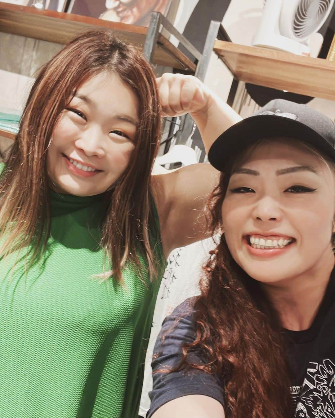 松本浩代のインスタグラム：「優宇　@piledriver_harajuku   原宿に美味しいお菓子持ってきてくれた😋 仲間でありライバル。  #松本浩代　#優宇　#hiroyomatsumoto」