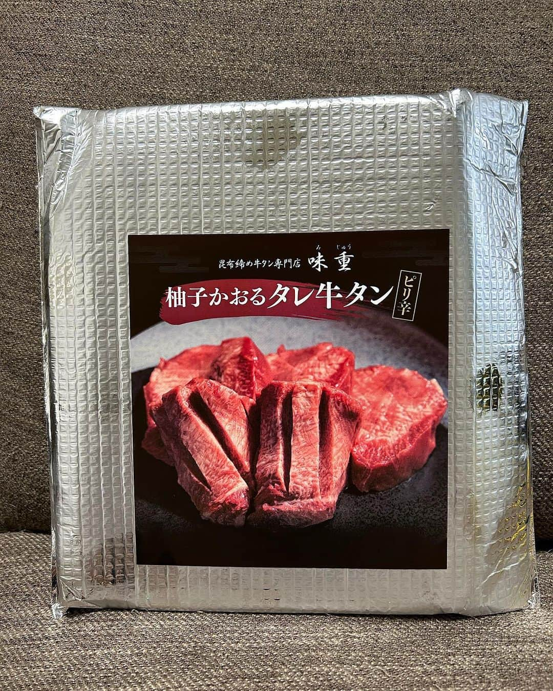 朝桐光のインスタグラム：「昆布締め牛タン専門店　味重  ⭐️ 柚子かおるタレ牛タン⭐️  牛タン大好きな私、、、  今回は今まで食べたことのない柚子香るタレ牛タンをGETしてみました🎶  牛タンの本場仙台の職人の方が仕込む北限の柚子を使った薫り高いタレ牛タン✨  開けてみると、、、  おーっ！  昆布締め牛タン専門店✨  牛タンが昆布で巻いてあるー🎶  沢山入ってるし、分厚い❤️  何も味つけせずに焼くだけー🎶  パクッ😋  美味しいーっ✨✨✨  柚子と味と昆布の風味も❤️  柚子胡椒の味だぁ❤️❤️❤️  しっかりとした味つけにピリッとしたちょっと辛い感じが白米が進むー🎶  分厚いのに柔らかい😋👍✨  ベリーグッド👍👍👍  タン好きな方にはぜひ食べてもらいたい✨☝️✨  味もついてて焼くだけで食べれるから楽ちんよねー🎶  他にも違う味のタンがあるからそれも買ってみよーっと🎶🎶🎶  https://www.rakuten.co.jp/mijyuu/  PR @gyuutanmijyuu  #味重 #牛タン専門店 #牛タン #仙台牛タン #通販グルメ #お取り寄せグルメ #牛タン通販 #昆布締め牛タン」