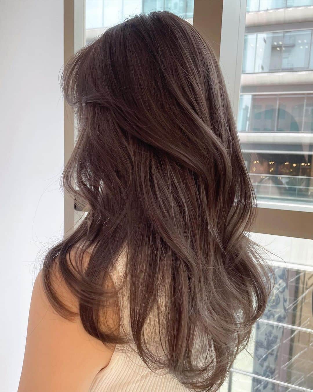 原涼香のインスタグラム：「大人気greige🩶赤味を柔らかく消して透明感up♡ ㅤㅤㅤㅤㅤㅤㅤㅤㅤㅤㅤㅤㅤ ダークトーンでも重くならないのがpoint🤍 カラーのみで明るめを続けると 透明感がよりでます✨ 一回で明るめ希望の方はWケアカラーがオススメです✔︎🤍 ㅤㅤㅤㅤㅤㅤㅤㅤㅤㅤㅤㅤㅤ 🎀韓国HAIR STYLE menu... ㅤㅤㅤㅤㅤㅤㅤㅤㅤㅤㅤㅤㅤ ☑︎カット ワンカールだけでも可愛いこだわりレイヤーカット🖤  ☑︎プレミアムケアカラー(or Wケアカラー) 透明感バツグンのグレージュカラー🩶 ㅤㅤㅤㅤㅤㅤㅤㅤㅤㅤㅤㅤㅤ ☑︎バイカルテトリートメント 韓国人みたいなツヤ髪はバイカルテトリートメントで叶います🖤  ㅤㅤㅤㅤㅤㅤㅤㅤㅤㅤㅤㅤㅤ ご予約はリンクから🫶🏻🔗 ㅤㅤㅤㅤㅤㅤㅤㅤㅤㅤㅤㅤㅤㅤㅤㅤㅤㅤㅤㅤㅤㅤㅤㅤㅤㅤ ㅤㅤㅤㅤㅤㅤㅤㅤㅤㅤㅤㅤㅤ  #SHIMA#韓国ヘア#韓国スタイル#レイヤーカット#ワンホンヘア#ワンホン#ダークトーン#網紅#初カラー#暗髪#ベージュカラー#ラベンダーカラー#グレージュ#オリーブカラー#透明感カラー#銀座美容院#銀座美容室#美容師#시스루뱅#레이어드컷#koreanhair」
