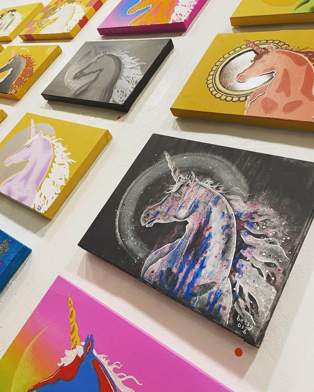 CMKgalleryさんのインスタグラム写真 - (CMKgalleryInstagram)「本日より開催しております🌈🦄 BETSY Solo Exhibition “The UNICORN”  沢山並んだユニコーン達で ハッピーオーラが溢れています✨ 17日(月・祝)まで開催中です。 是非ご来店お待ちしております。  会期：2023年7月8日(土)〜7月17日(月・祝) 営業時間：月火金 14:00 ー 19:00 土日祝 13:00 ー 19:00 ※水/木 定休日 会場：CMK gallery 住所：〒542-0086 大阪市中央区西心斎橋2丁目16-14 宝泉ビル別館2F お問い合わせ先：06-6213-2274 / info@cmkgallery.jp Online Store：https://cmkstore.thebase.in/ @cmkg_store ※オンライン販売は7月10日(月) 13時 開始予定。  BETSY (@llupuslliz) アメリカオハイオ州出身、大阪市在住。 今後の活躍が期待される女性アーティスト。 100日間で100点のユニコーン画を描きあげる。 #Betsy100unicorns  #CMKgallery#CMKG#contemporaryart」7月8日 20時21分 - cmkgallery