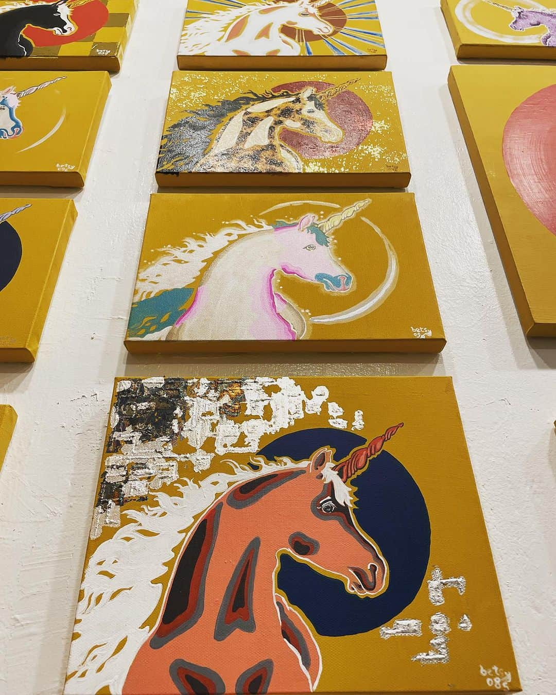 CMKgalleryさんのインスタグラム写真 - (CMKgalleryInstagram)「本日より開催しております🌈🦄 BETSY Solo Exhibition “The UNICORN”  沢山並んだユニコーン達で ハッピーオーラが溢れています✨ 17日(月・祝)まで開催中です。 是非ご来店お待ちしております。  会期：2023年7月8日(土)〜7月17日(月・祝) 営業時間：月火金 14:00 ー 19:00 土日祝 13:00 ー 19:00 ※水/木 定休日 会場：CMK gallery 住所：〒542-0086 大阪市中央区西心斎橋2丁目16-14 宝泉ビル別館2F お問い合わせ先：06-6213-2274 / info@cmkgallery.jp Online Store：https://cmkstore.thebase.in/ @cmkg_store ※オンライン販売は7月10日(月) 13時 開始予定。  BETSY (@llupuslliz) アメリカオハイオ州出身、大阪市在住。 今後の活躍が期待される女性アーティスト。 100日間で100点のユニコーン画を描きあげる。 #Betsy100unicorns  #CMKgallery#CMKG#contemporaryart」7月8日 20時21分 - cmkgallery