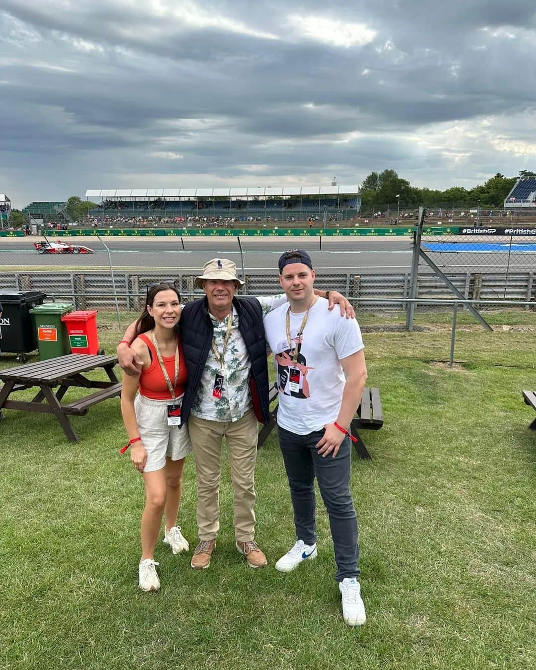 バスのインスタグラム：「A great day at Silverstone for the Formula 1 qualifying session with the family.  It's a shame my sister couldn't keep her eyes open for the F2 car pic 🏎 😆 @natheemskerk  ➡️Max 🇳🇱 P1 🙌🏻 ➡️Yuki 🇯🇵 P17 😥  #f1 #qualifying #silverstone #britishgrandprix」