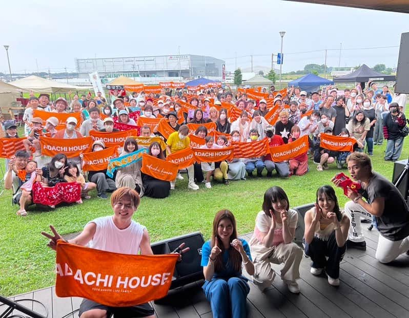 安達勇人さんのインスタグラム写真 - (安達勇人Instagram)「今日はまくらがの里こが10周年イベントでLIVEでした☺️✨ prinkやけいたろうさん、そして会場の皆さんに心から感謝を✨ みんな最高でした(^^) そしていつもTwitterなどで来れないけど応援してくれてるあなたにも感謝を✨ 軽トラLIVEで毎回来るようになって、毎回ホームのような場所になって、今は沢山のオレンジ色に染まった景色を古河でも見せてもらってます✨ このオレンジ色や音楽が沢山の方々をこれからも繋いでいきますように✨  おれはあんたの笑顔が大好きだ✌️  今日も一日お疲れ様でした☺️‼️  #まくらがの里こが #安達勇人 #けいたろう #prink」7月9日 7時15分 - yuto_adachi_official