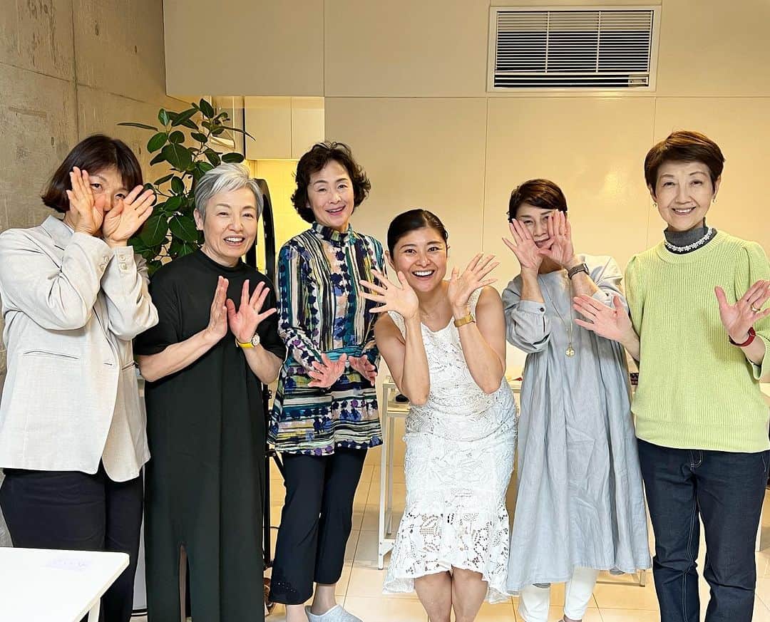 間々田佳子のインスタグラム：「先日 雑誌ハルメクのスペシャル会員の みなさまがコアフェイストレーニングを 体験しに駒沢スタジオまで 来てくださいました！  お越しいただきありがとうございました！  最近、対面レッスンは インストラクターさんに おまかせしていますが  顔の動きを 教えるほどに みなさんが、どんどんキラキラ✨ 輝いてくることに やはりやりがいを感じます！ 楽しい！  お伝えした 顔の使い方 ぜひ練習を続けて 極めてください❣️ 応援しています！  #コアフェイストレーニング #ハルメク @halmek.mag  #年齢を重ねるほどに美しく  #年齢を重ねるごとに美しくを応援」