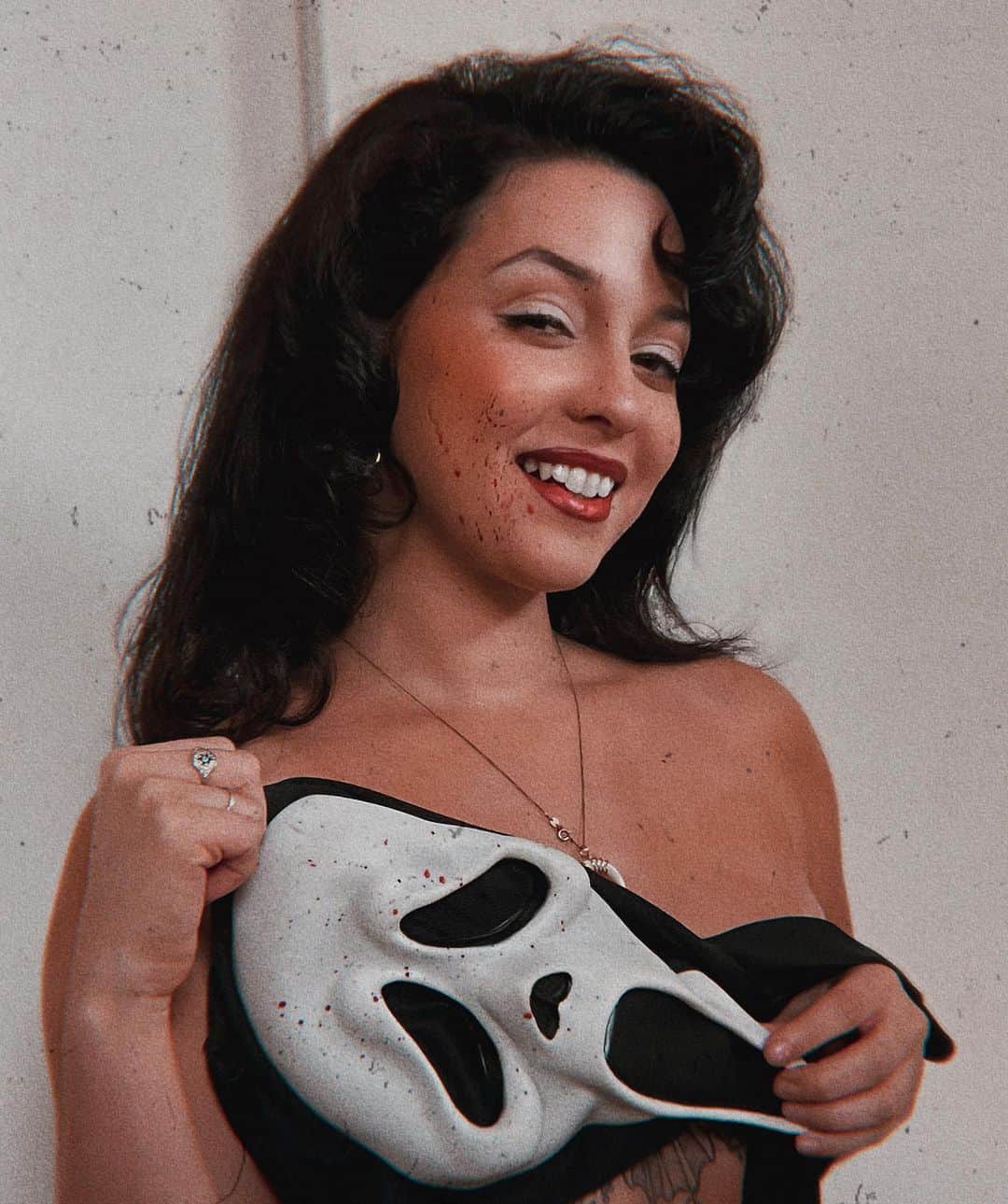 ジェシカ・ヴィルのインスタグラム：「Okay but I lowkey want Ghostface to have a movie where he meets his equivalent who is a girl that has a secret crush on him and they try to get eachother thru the whole movie and right before Ghostface grabs her, he sees her and falls in love at first sight but like…he’s Ghostface so he slashes her anyway but then she somehow survives and comes back for him 🔪👀 @screammovies wanna let me write this up for ya orrrr? #femmefatale #vintage #horror #pinupgirl #pinup」