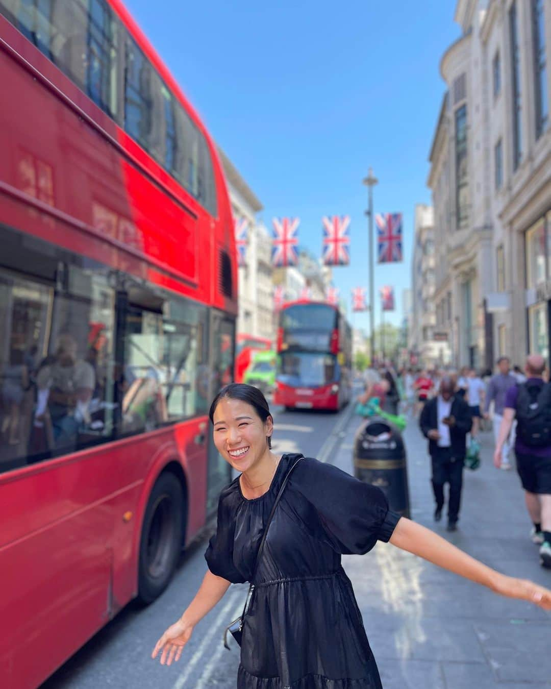 日比野菜緒のインスタグラム：「Tourist for an hour in London 🇬🇧  @coxco_official のワンピースを着ています♪ 倉庫に眠っていた日本産の上質な生地を使って作られたサステナブルなワンピースは、身に纏うと色んな意味で気持ちが良いです😘💫  相変わらず、 #買い物は投票 というマインドが好きです❣️」