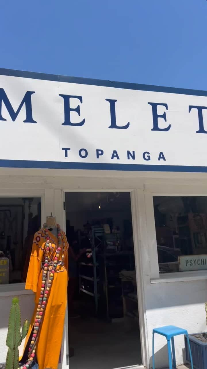 ジェニファー・グレイのインスタグラム：「check out my old friend bob melet’s latest topanga compound, the creme de la creme of everything vintage, curated to perfection. @meletmercantile @meredithkahn jewelry #vintageheaven」