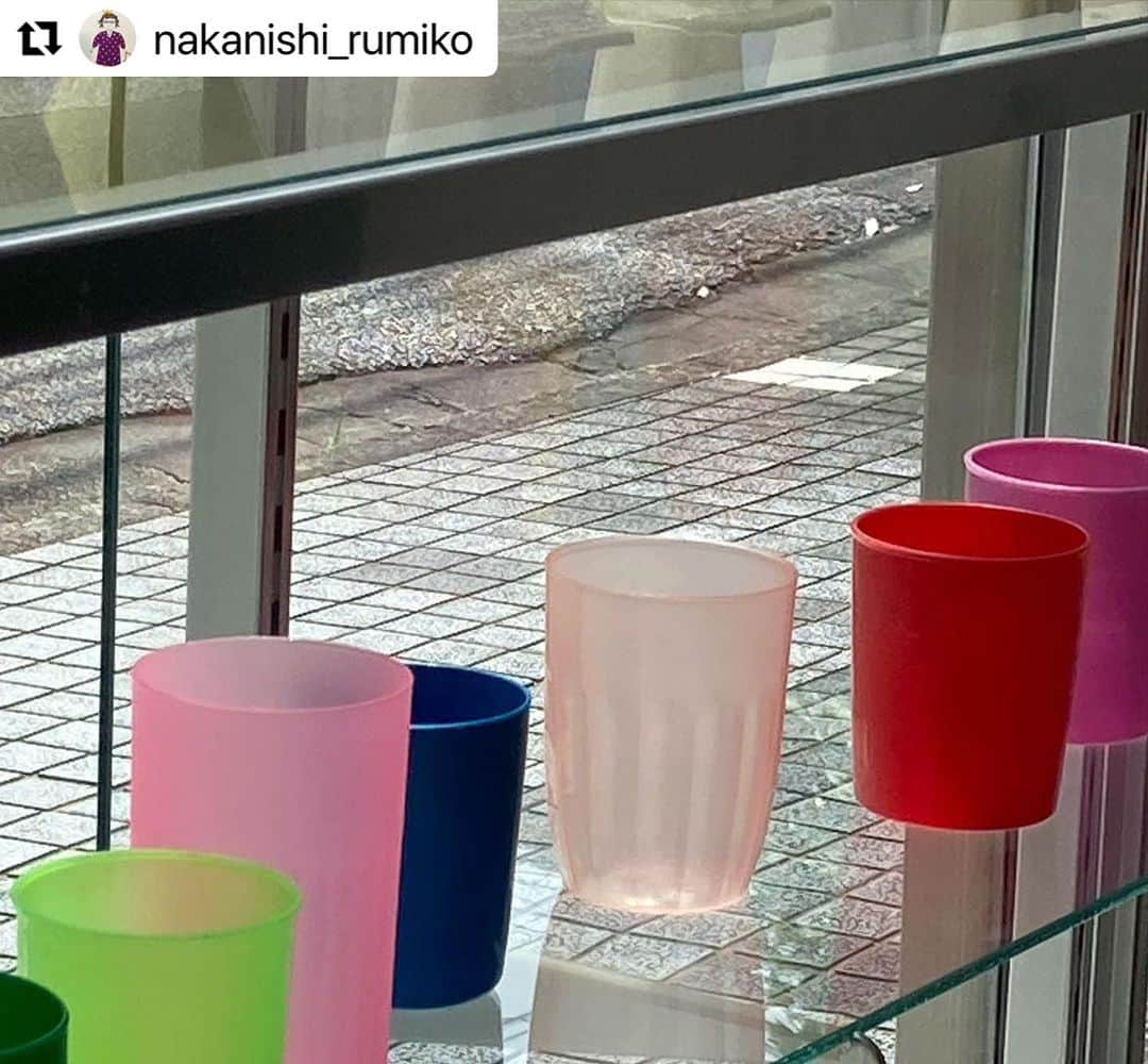 井山三希子さんのインスタグラム写真 - (井山三希子Instagram)「・ 最終日ですね よろしくお願いします  ガラス窓越しに明るい色はイイですねー  #Repost @nakanishi_rumiko with @use.repost ・・・ -BORDERLESS-  6月30日から、始まりました展覧会も、 本日最終日となりました. 雨ばかりの毎日ですが、 色とりどりの、プラスチックカップに、 元気をもらってます... このディスプレイ、なかなかいいでしょ！ M2.新人スタッフ.久保が並べてくれました. 振り向いたら、このカラーカップが、 ずらっと並んでいて、うわぁ、きれい！と. 思わず感動！ がんばれ！ 共感できる場をつくる醍醐味をみんなであじわいましょう！ . YIIPUNUMADA.馬田さん. 4pm.山根さん. 井山三希子さん.との.三人展. 境界のない場を楽しみました. 昨日は、もう一度ゆっくり見たいと、 再予約くださったLOBOさん、 ゆっくり楽しんでいただき、 ありがとうございました！ . . 本日17時まで. お待ちしています. 雨なので、エコバッグお持ち下さいね、、、 . . @yiipunumada  @yamane_4pm  @nikoyagi  #GALLERYM2 #ギャラリーm2#高知」7月9日 6時41分 - nikoyagi